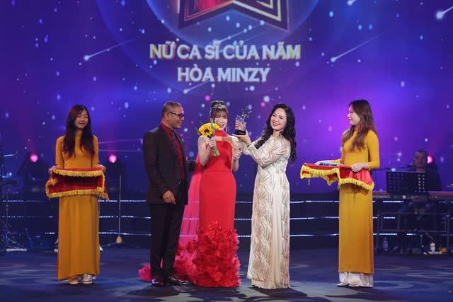 Giải Cống hiến 2024: À lôi là Bài hát của năm, Đen và Hòa Minzy là Nam, nữ ca sỹ của năm - Ảnh 4.