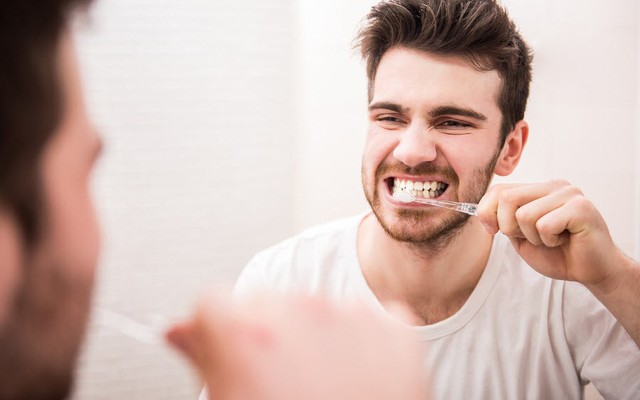 Đánh răng trước hay sau ăn sáng tốt hơn? Câu trả lời của nha sĩ khiến nhiều người phải thay đổi thói quen lâu nay - Ảnh 2.