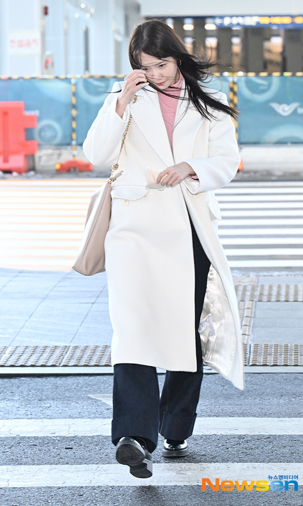 Thời trang sân bay đơn giản mà sành điệu xuất sắc của Yoona ở tuổi 34 - Ảnh 4.