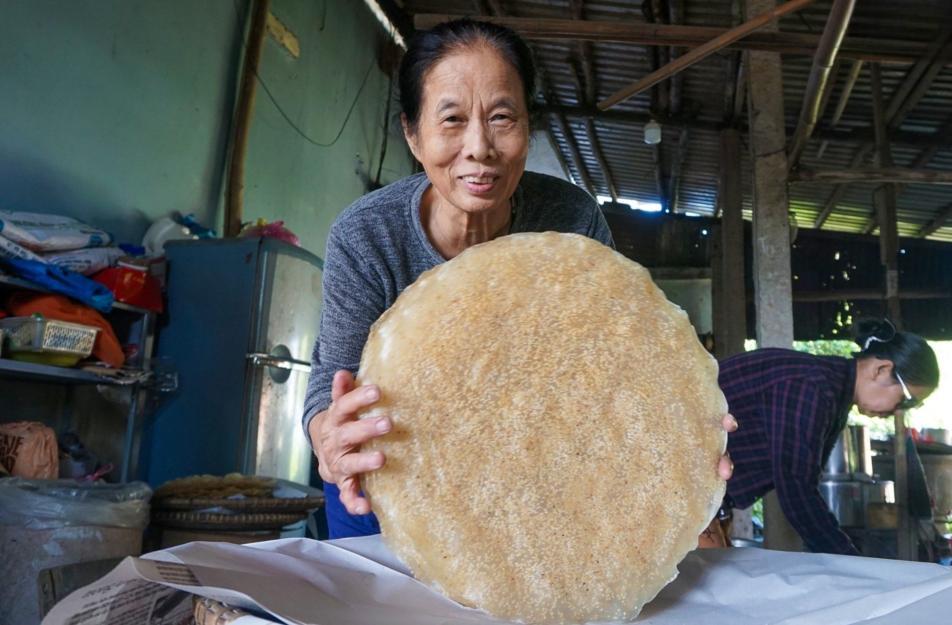 Có gì đặc biệt ở làng nghề bánh tráng Túy Loan vừa được công nhận là di sản văn hoá? - Ảnh 12.