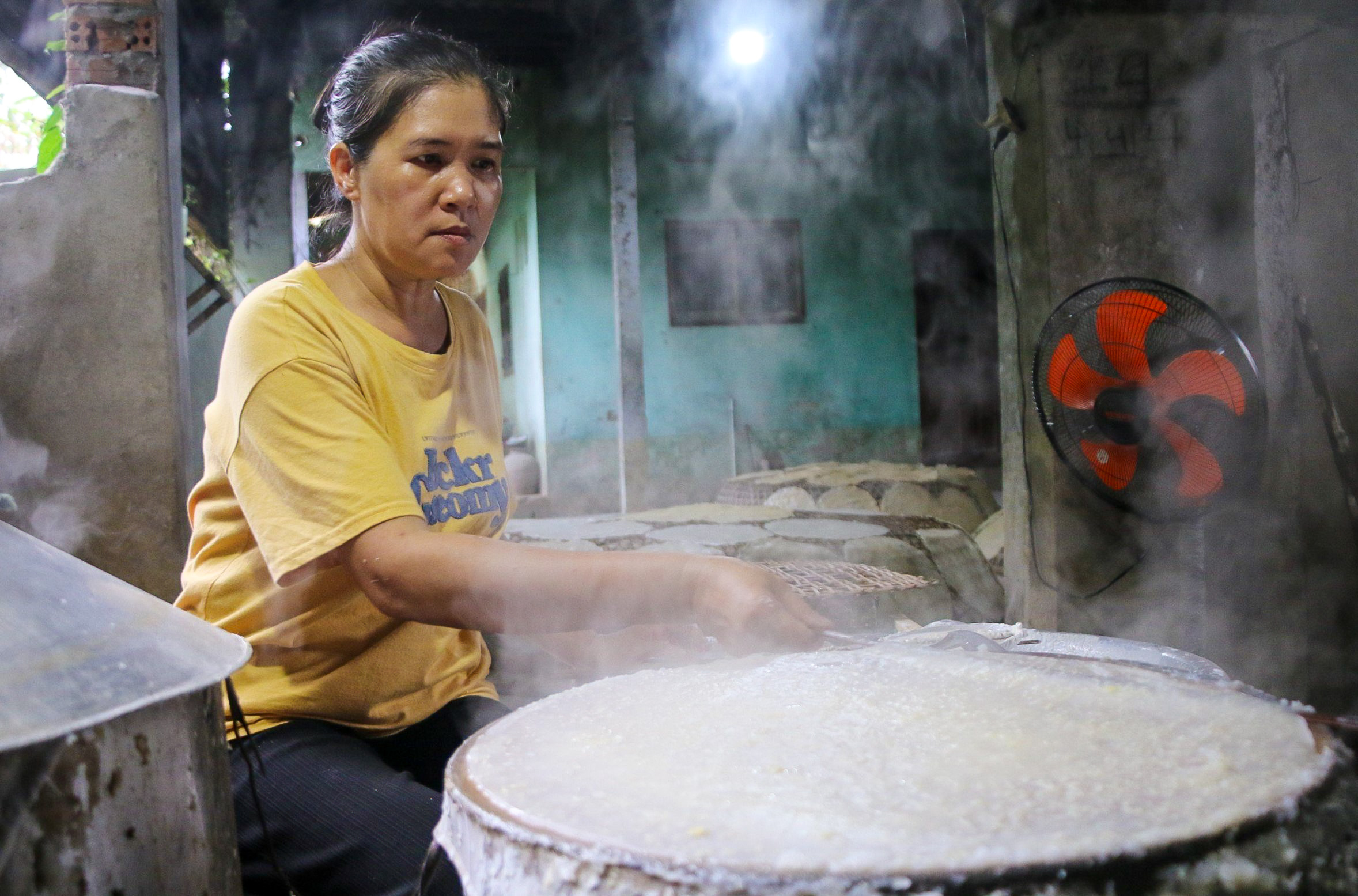 Có gì đặc biệt ở làng nghề bánh tráng Túy Loan vừa được công nhận là di sản văn hoá? - Ảnh 6.