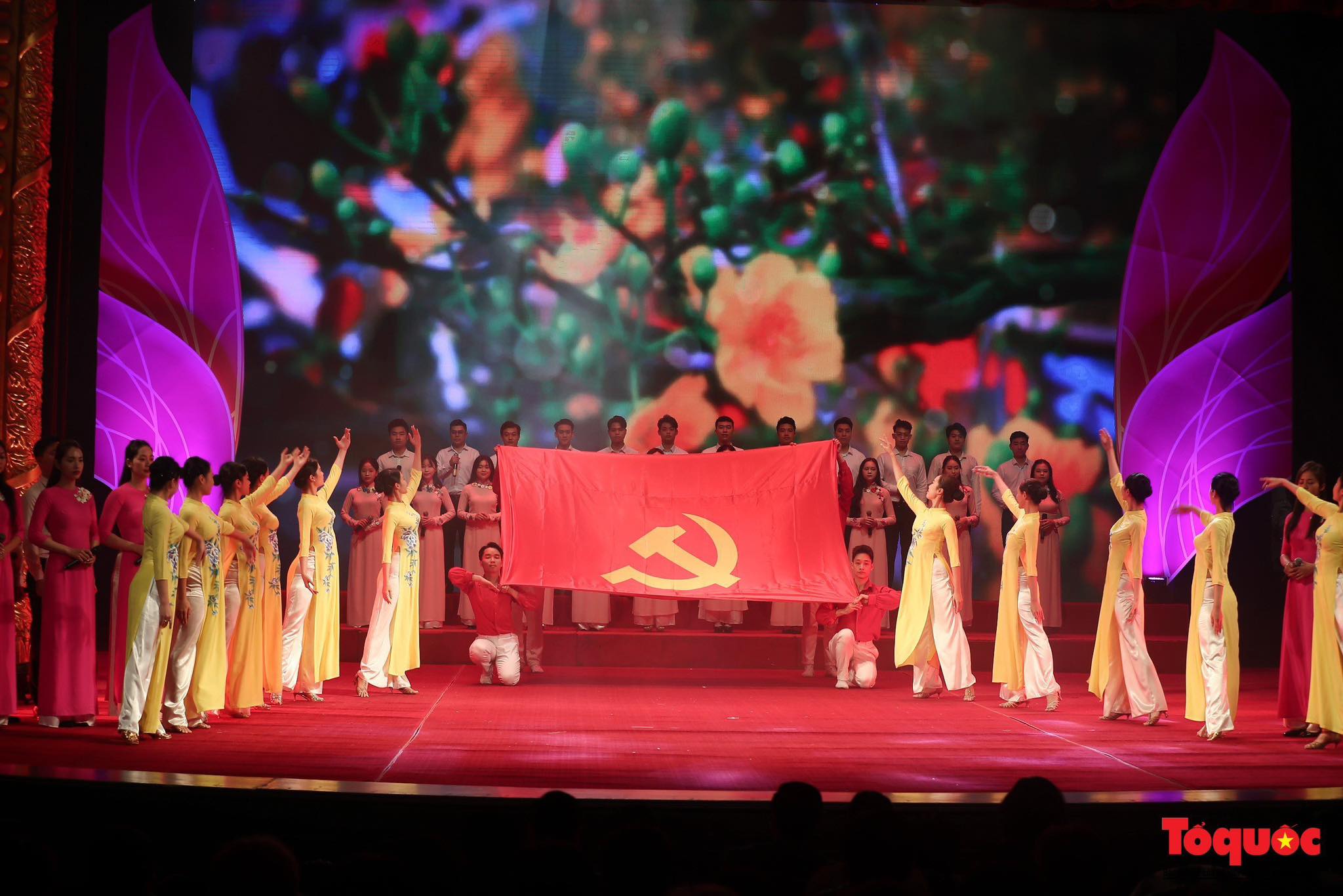 Asigurarea desfășurării ceremoniei de decernare a titlurilor de Artist al Poporului și Artist Meritoriu într-un mod cu adevărat semnificativ, impresionant, solemn și profesional - Foto 2. Đảm bảo Lễ trao tặng danh hiệu NSND, NSƯT diễn ra thực sự ý nghĩa, ấn tượng, trang trọng và chuyên nghiệp - Ảnh 2.