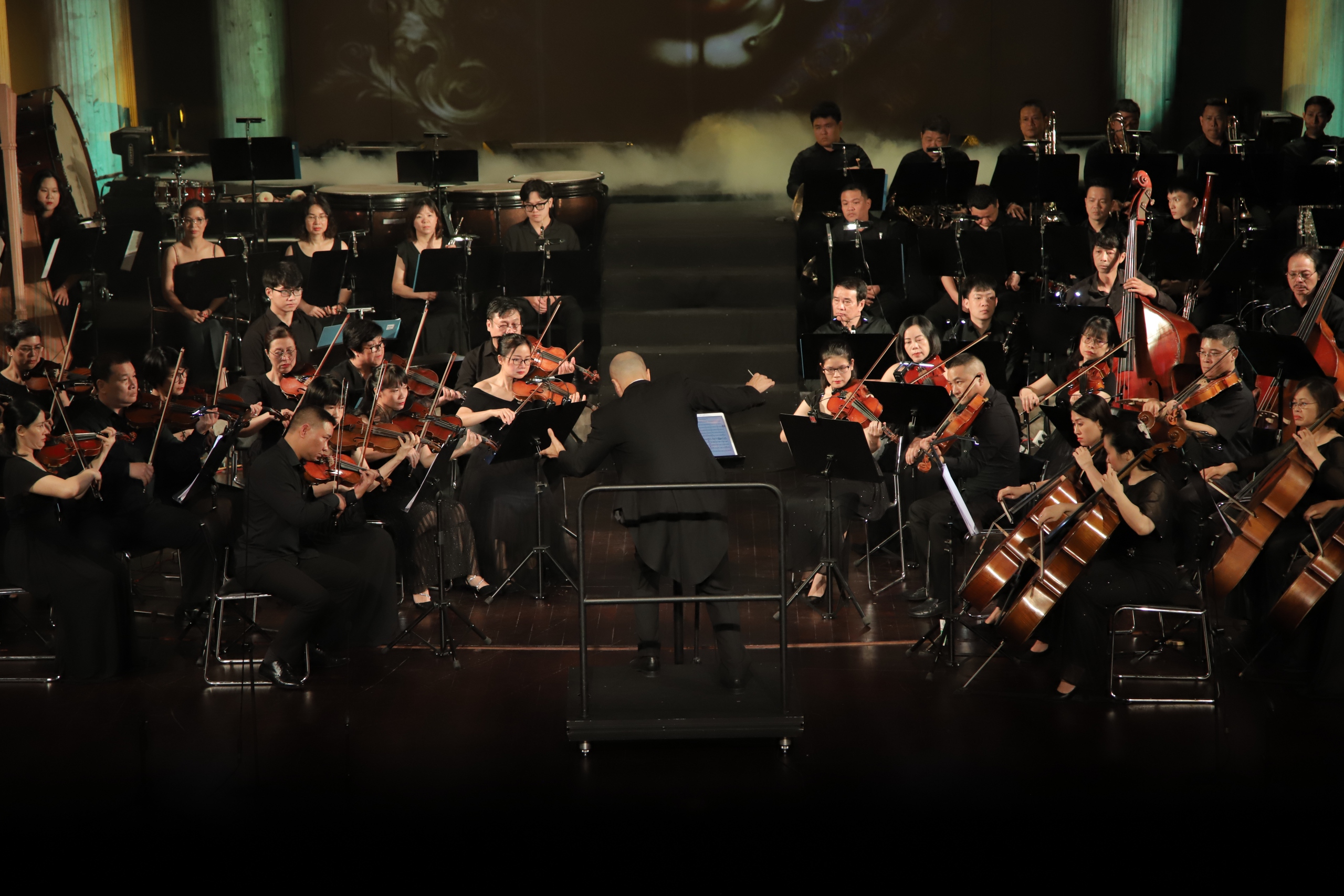 O principal diretor de ópera de Hong Kong encena Carmen para a Ópera e Balé Nacional do Vietnã - Foto 1. Đạo diễn Opera hàng đầu của HongKong dàn dựng vở Carmen cho Nhà hát Nhạc Vũ Kịch Việt Nam - Ảnh 1.