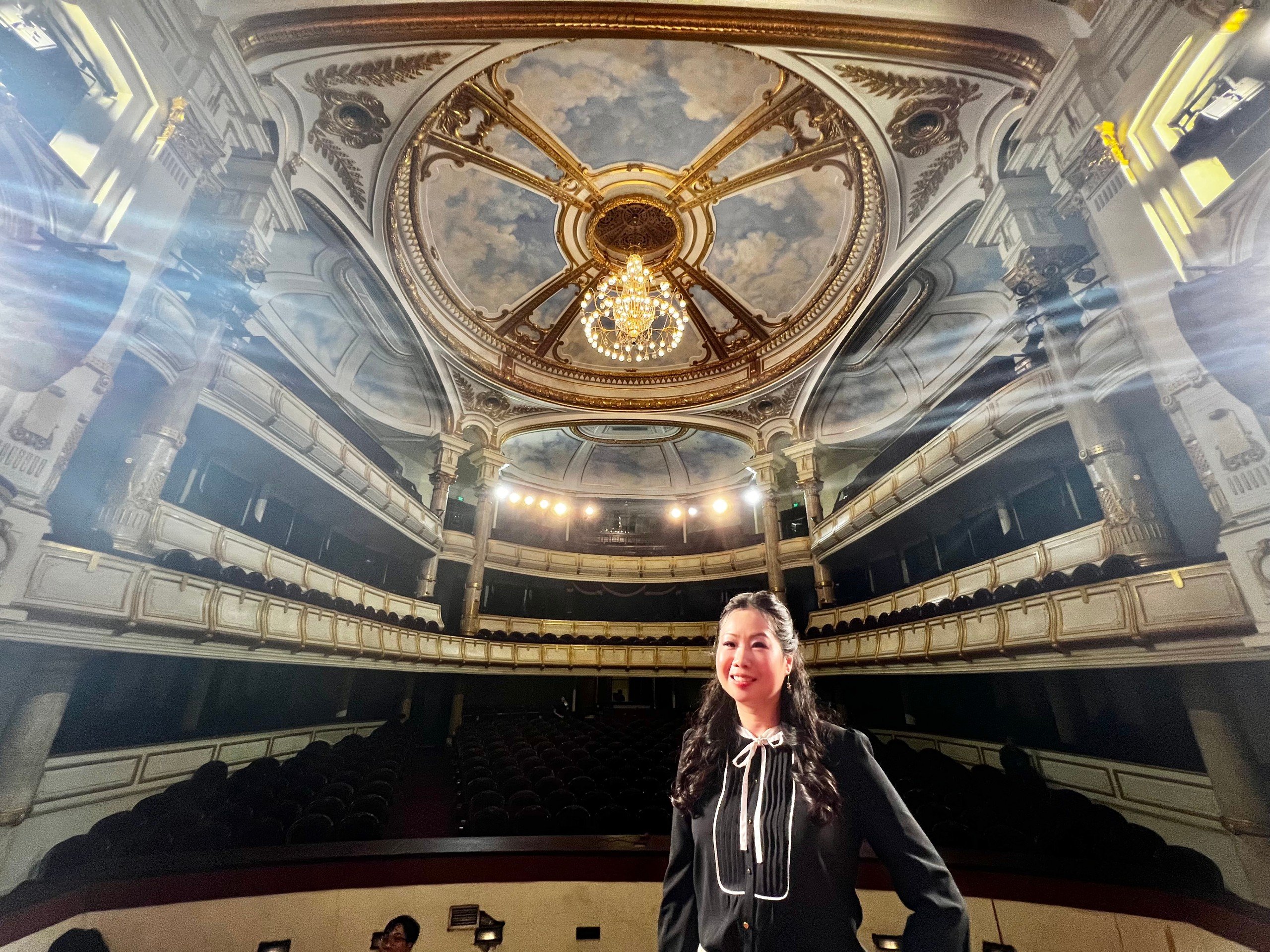 O principal diretor de ópera de Hong Kong encena Carmen para a Ópera e Balé Nacional do Vietnã - Foto 4. Đạo diễn Opera hàng đầu của HongKong dàn dựng vở Carmen cho Nhà hát Nhạc Vũ Kịch Việt Nam - Ảnh 4.