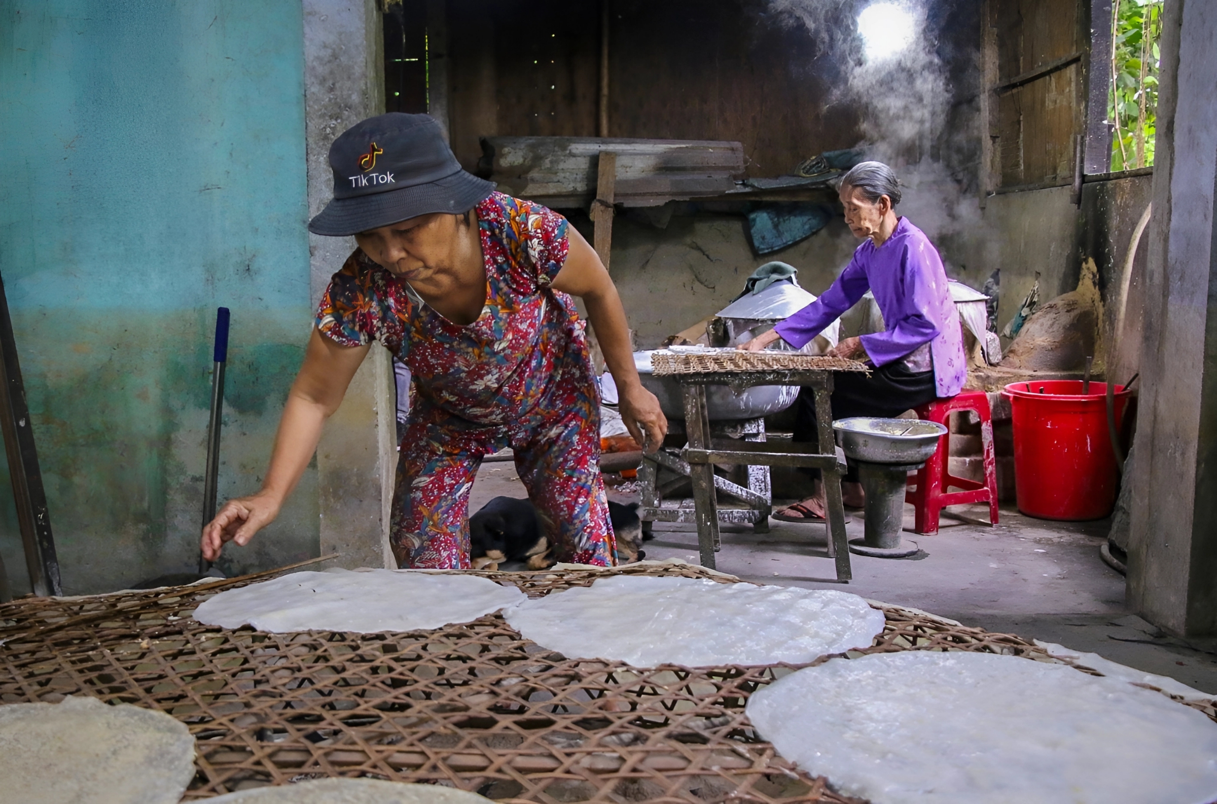 Có gì đặc biệt ở làng nghề bánh tráng Túy Loan vừa được công nhận là di sản văn hoá? - Ảnh 2.