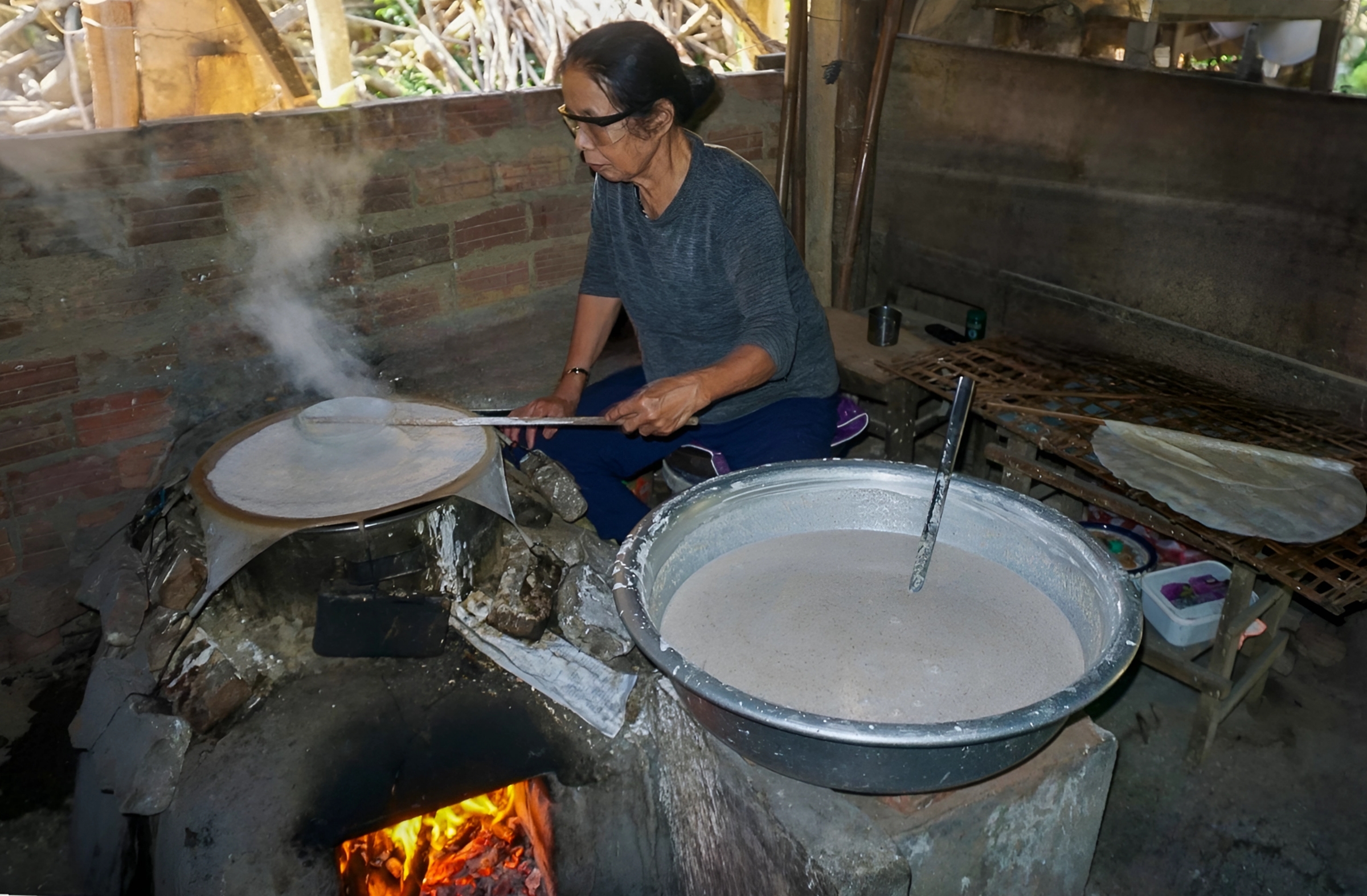 Có gì đặc biệt ở làng nghề bánh tráng Túy Loan vừa được công nhận là di sản văn hoá? - Ảnh 8.