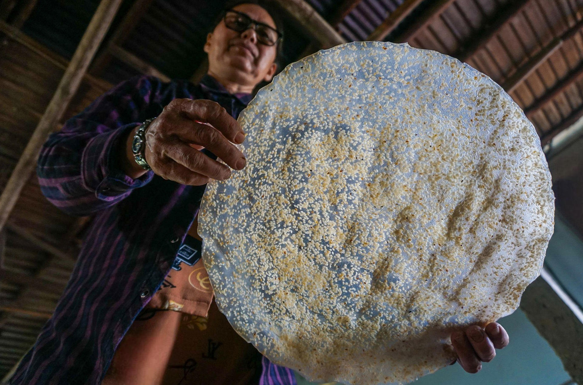 Có gì đặc biệt ở làng nghề bánh tráng Túy Loan vừa được công nhận là di sản văn hoá? - Ảnh 11.