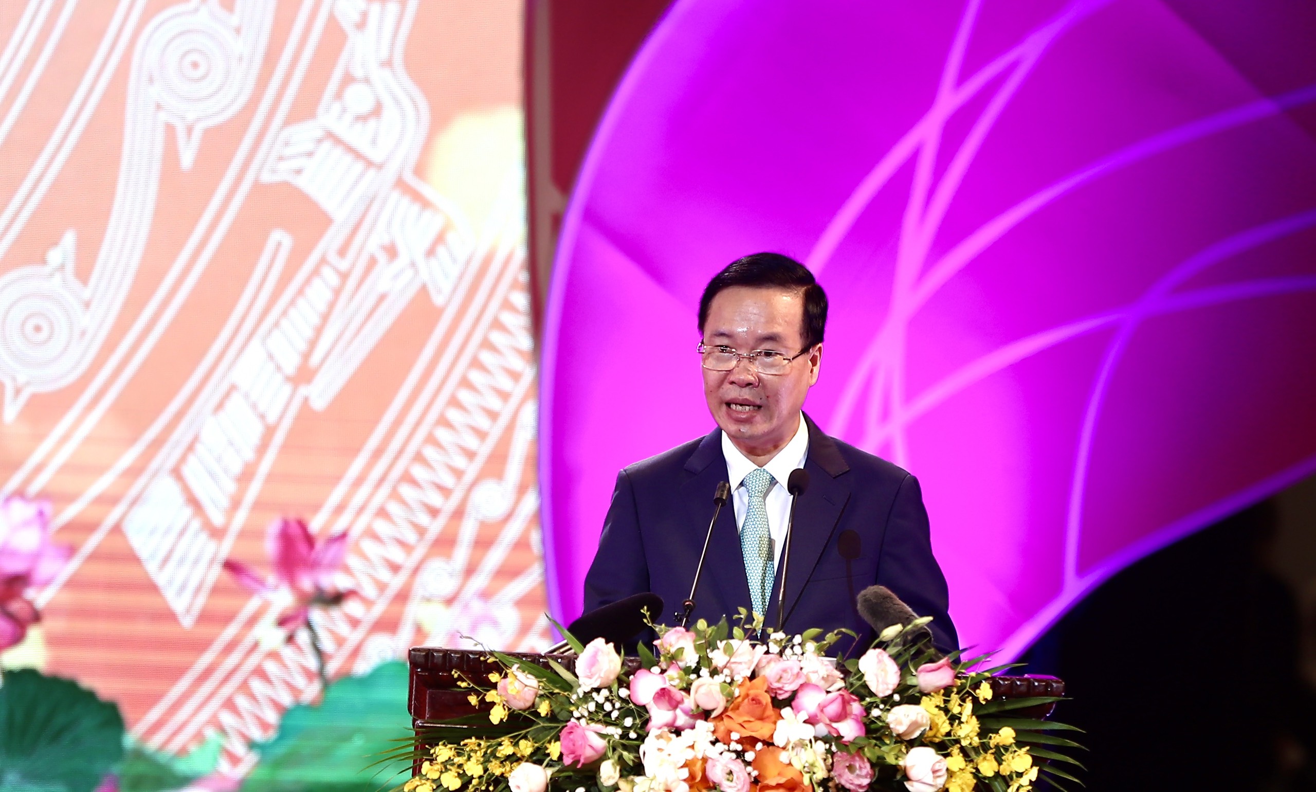 Menghormati para seniman yang berkarya dengan gigih, kreatif, dan telah memberikan kontribusi luar biasa bagi kehidupan budaya dan seni negara ini - Foto 1. Tôn vinh những nghệ sĩ lao động bền bỉ, sáng tạo và có nhiều cống hiến nổi bật cho đời sống văn hóa nghệ thuật nước nhà - Ảnh 1.