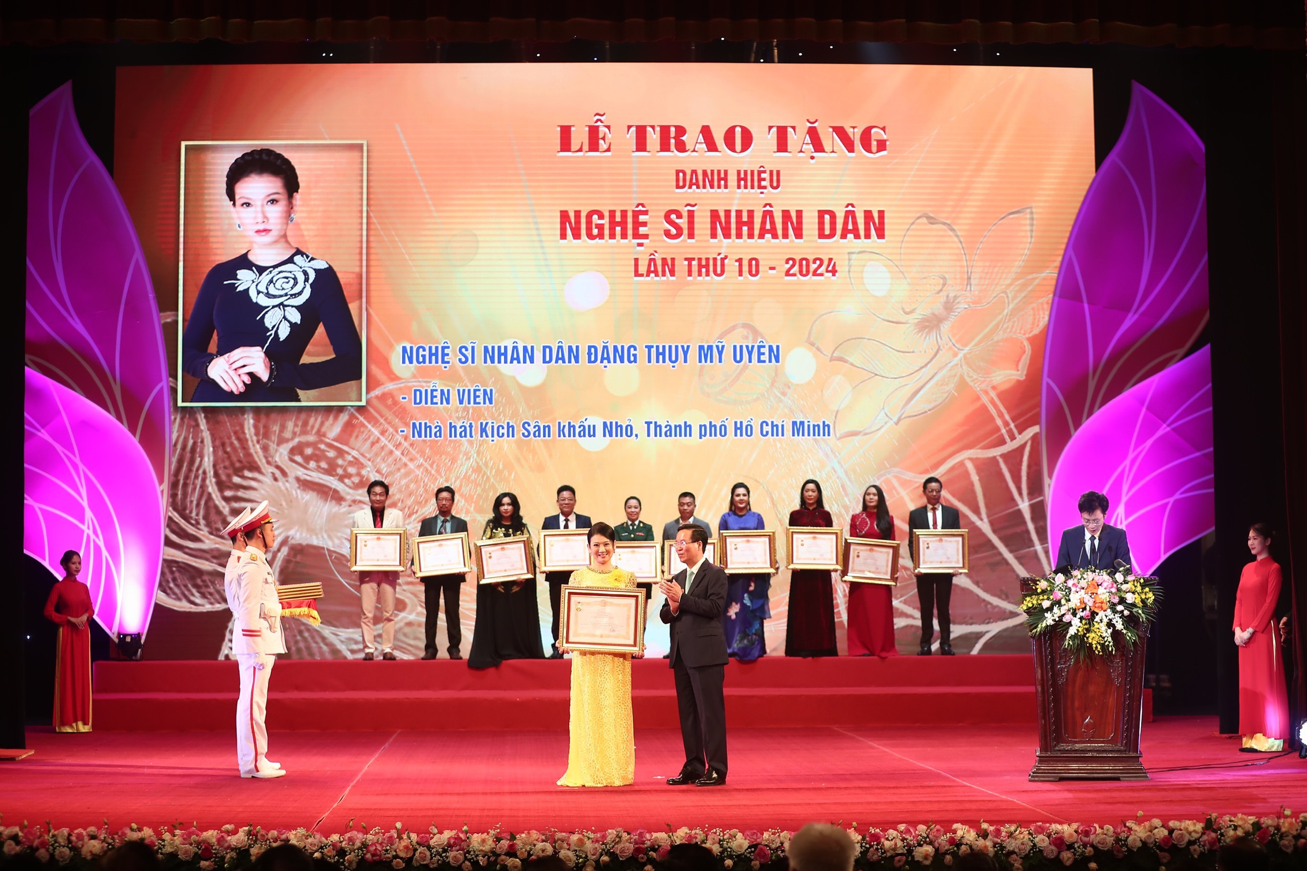 Menghormati seniman yang bekerja dengan gigih, kreatif dan telah memberikan kontribusi luar biasa bagi kehidupan budaya dan seni negara ini - Foto 3. Tôn vinh những nghệ sĩ lao động bền bỉ, sáng tạo và có nhiều cống hiến nổi bật cho đời sống văn hóa nghệ thuật nước nhà - Ảnh 3.