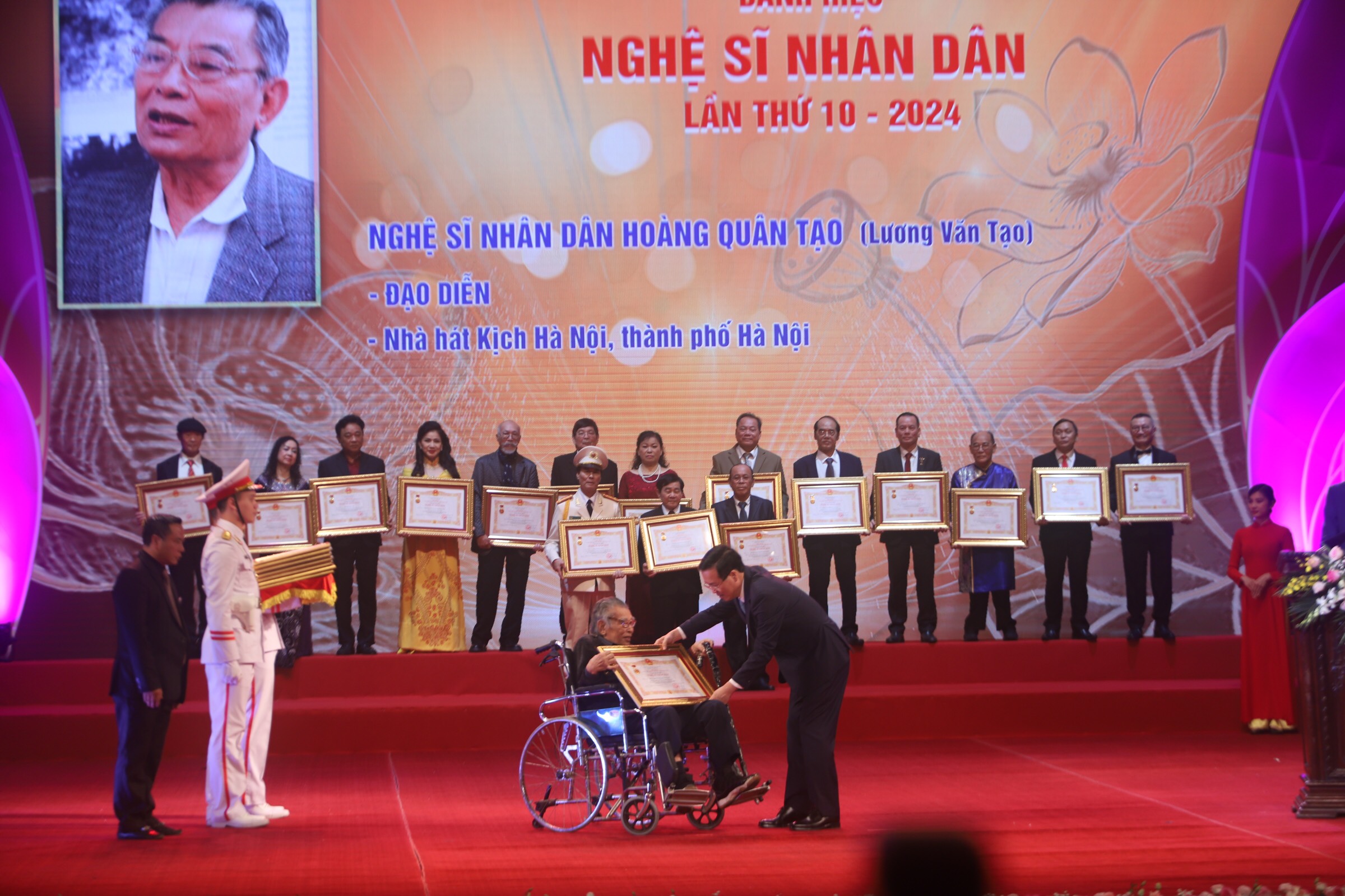 Menghormati seniman yang berkarya dengan gigih, kreatif, dan telah memberikan kontribusi luar biasa bagi kehidupan budaya dan seni negara ini - Foto 2. Tôn vinh những nghệ sĩ lao động bền bỉ, sáng tạo và có nhiều cống hiến nổi bật cho đời sống văn hóa nghệ thuật nước nhà - Ảnh 2.