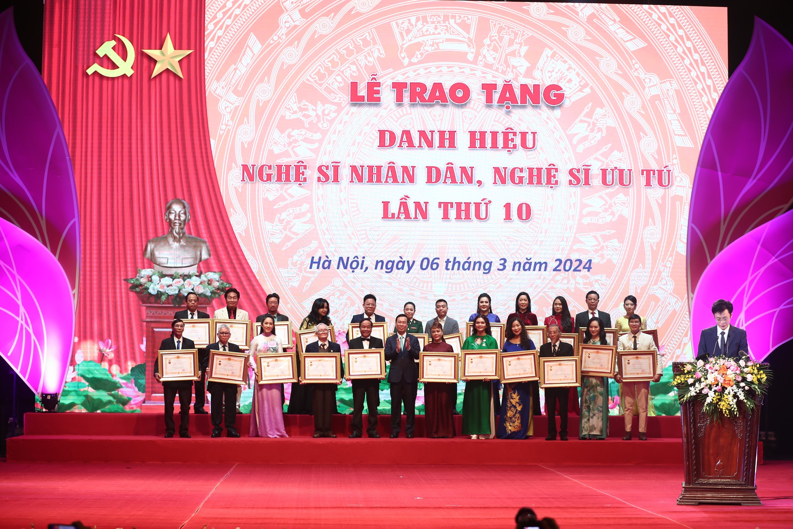 Menghormati seniman yang berkarya dengan gigih, kreatif, dan telah memberikan kontribusi luar biasa bagi kehidupan budaya dan seni negara ini - Foto 5. Tôn vinh những nghệ sĩ lao động bền bỉ, sáng tạo và có nhiều cống hiến nổi bật cho đời sống văn hóa nghệ thuật nước nhà - Ảnh 5.