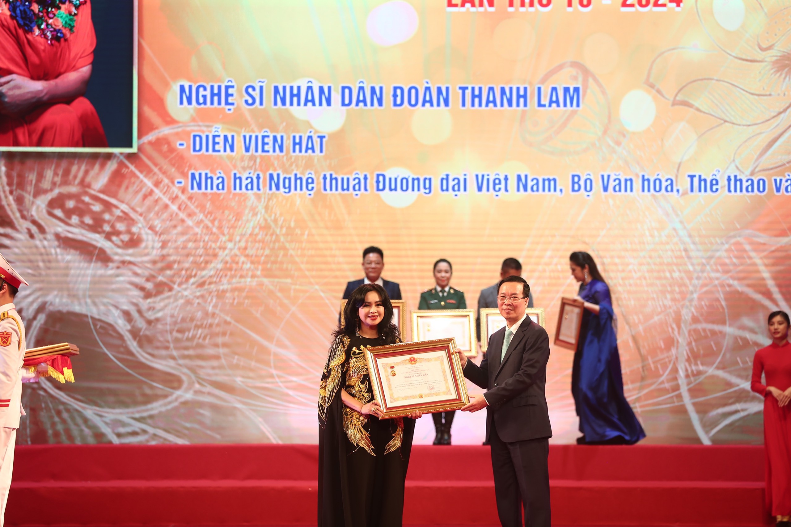 Menghormati seniman yang bekerja dengan gigih, kreatif dan telah memberikan kontribusi luar biasa bagi kehidupan budaya dan seni negara ini - Foto 4. Tôn vinh những nghệ sĩ lao động bền bỉ, sáng tạo và có nhiều cống hiến nổi bật cho đời sống văn hóa nghệ thuật nước nhà - Ảnh 4.
