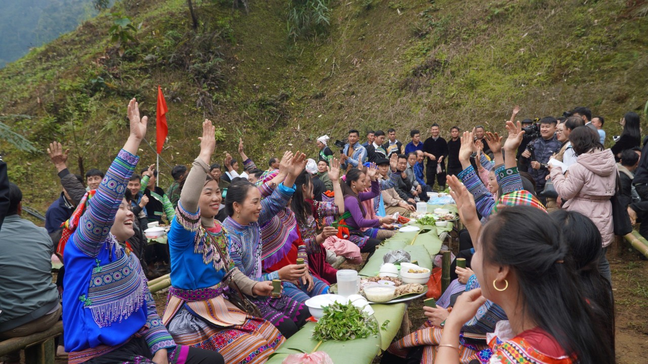 येन बाई में मोंग लोगों के  Độc đáo lễ cúng thần ở "rừng thiêng" của người Mông ở Yên Bái  - Ảnh 2.
