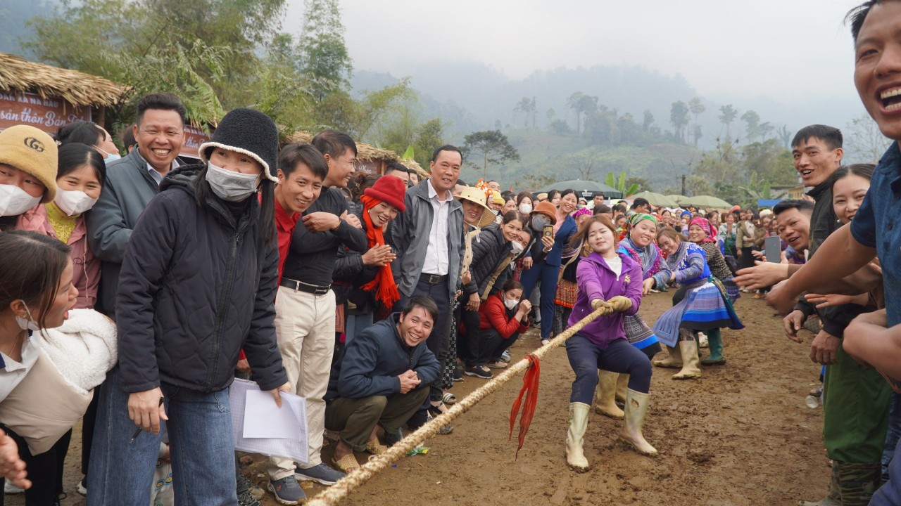 येन बाई में मोंग लोगों के  Độc đáo lễ cúng thần ở "rừng thiêng" của người Mông ở Yên Bái  - Ảnh 3.