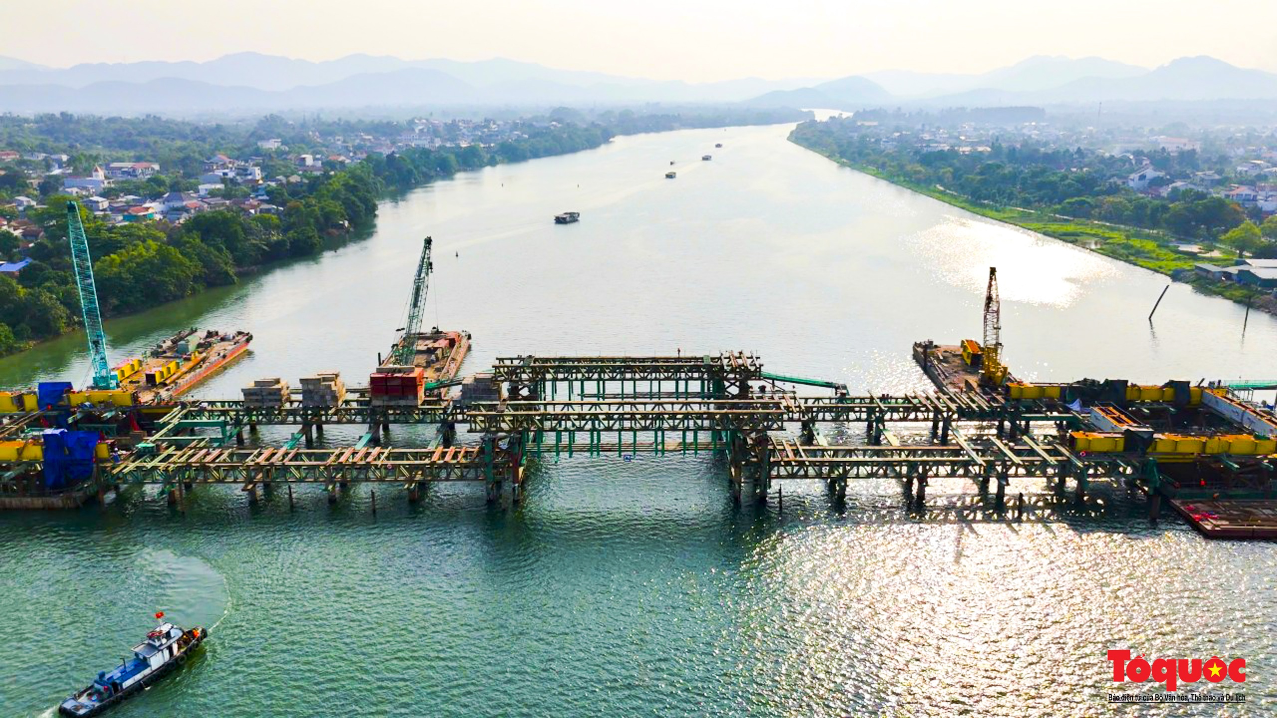Công trình cầu vượt sông Hương dần hình thành sau hơn một năm thi công - Ảnh 1.