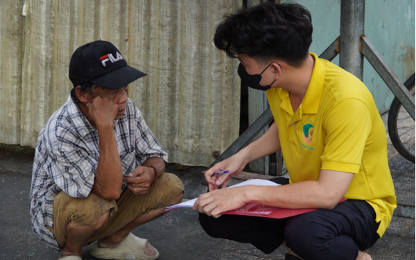 Quỹ Trăng Khuyết và Hội Người cao tuổi phát thẻ BHYT miễn phí cho người lao động lớn tuổi - Ảnh 1.