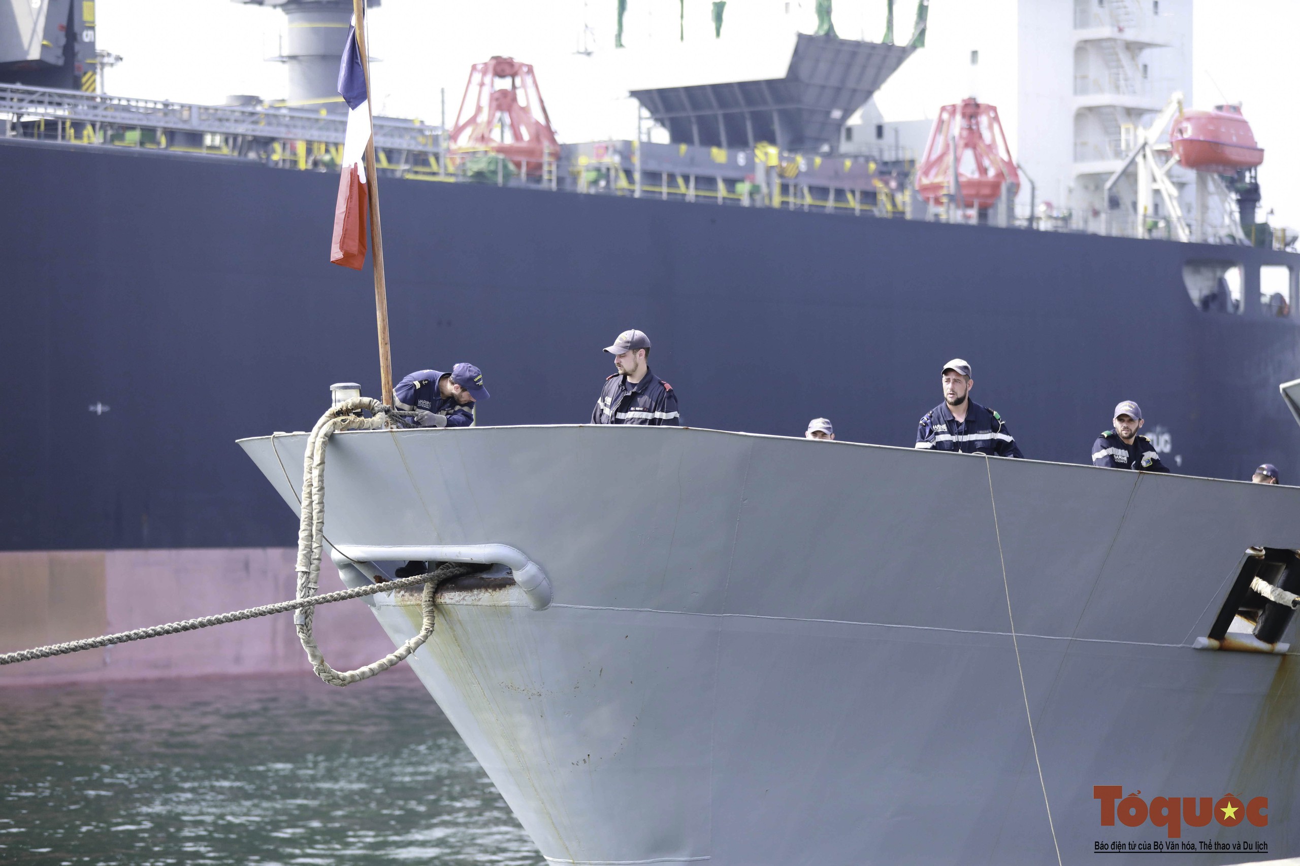 Hình ảnh tàu hải quân Pháp tới Đà Nẵng - Ảnh 6.