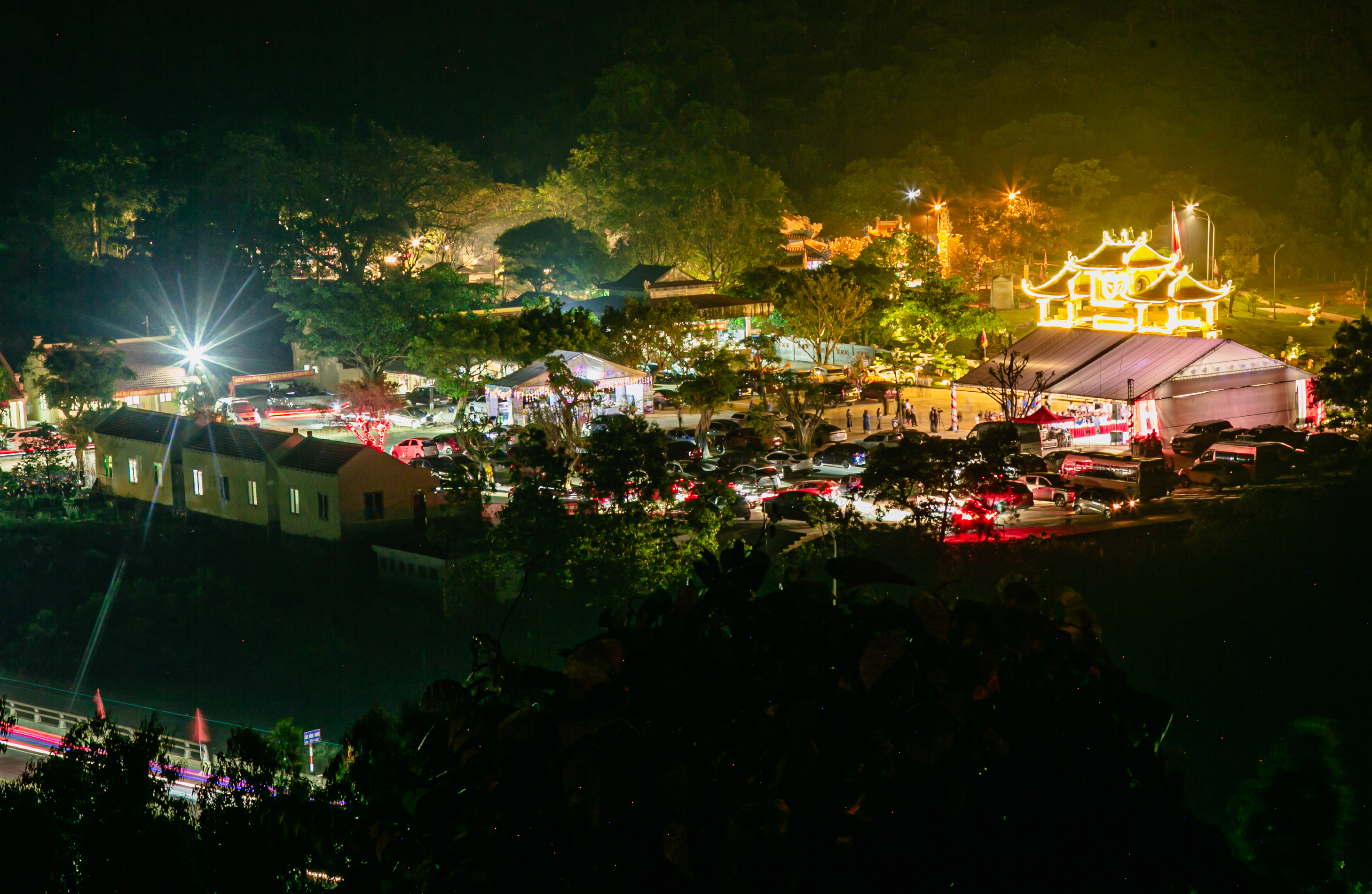 Quang Binh: Touristen aus aller Welt kommen zum „Hoanh Son Thanh Mau“-Festival – Foto 1. Quảng Bình: Du khách thập phương đến với lễ hội "Hoành Sơn Thánh Mẫu" - Ảnh 1.