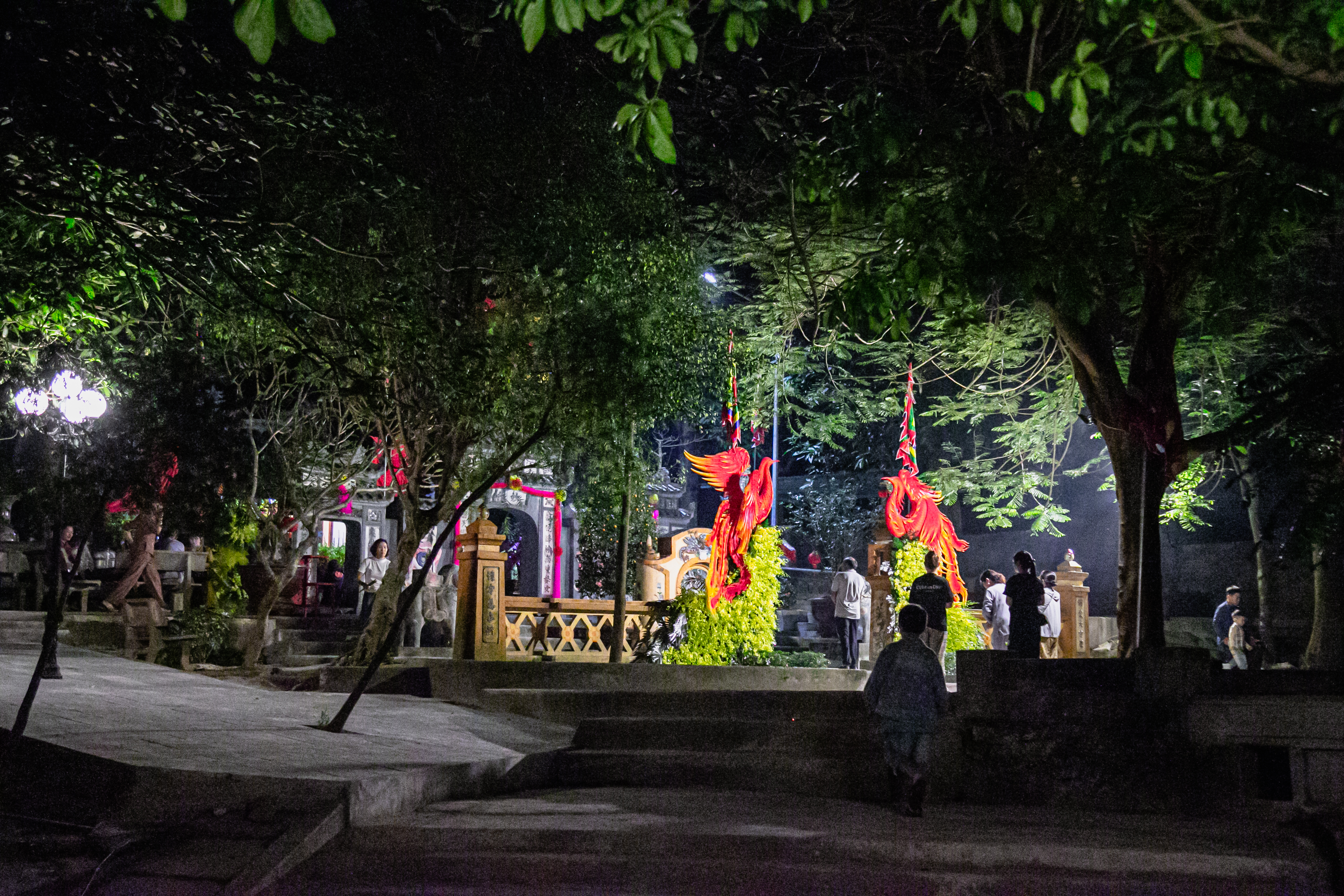 Quang Binh: Touristen aus aller Welt kommen zum „Hoanh Son Thanh Mau“-Festival – Foto 3. Quảng Bình: Du khách thập phương đến với lễ hội "Hoành Sơn Thánh Mẫu" - Ảnh 3.
