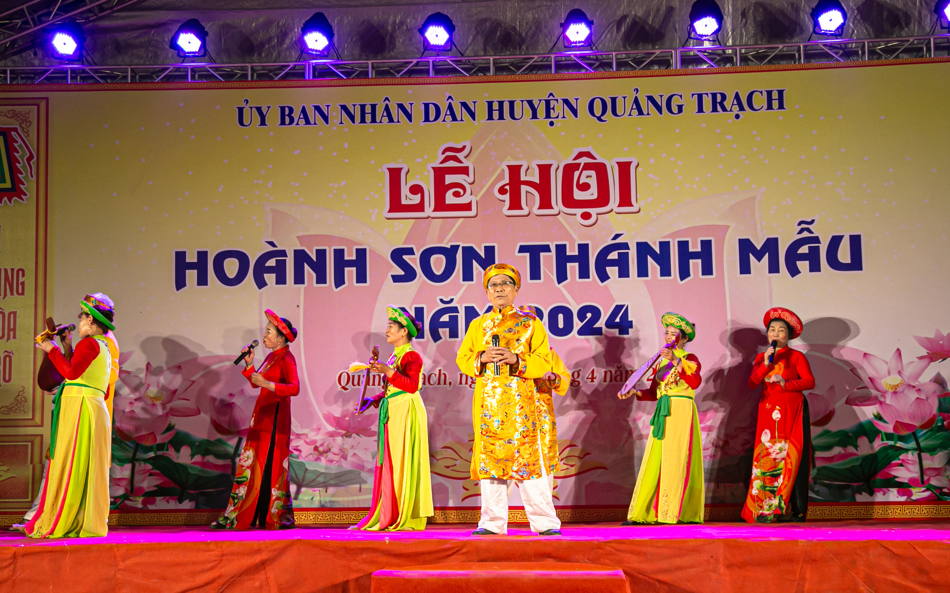 Quang Binh: Touristen aus aller Welt kommen zum „Hoanh Son Thanh Mau“-Festival – Foto 7. Quảng Bình: Du khách thập phương đến với lễ hội "Hoành Sơn Thánh Mẫu" - Ảnh 7.