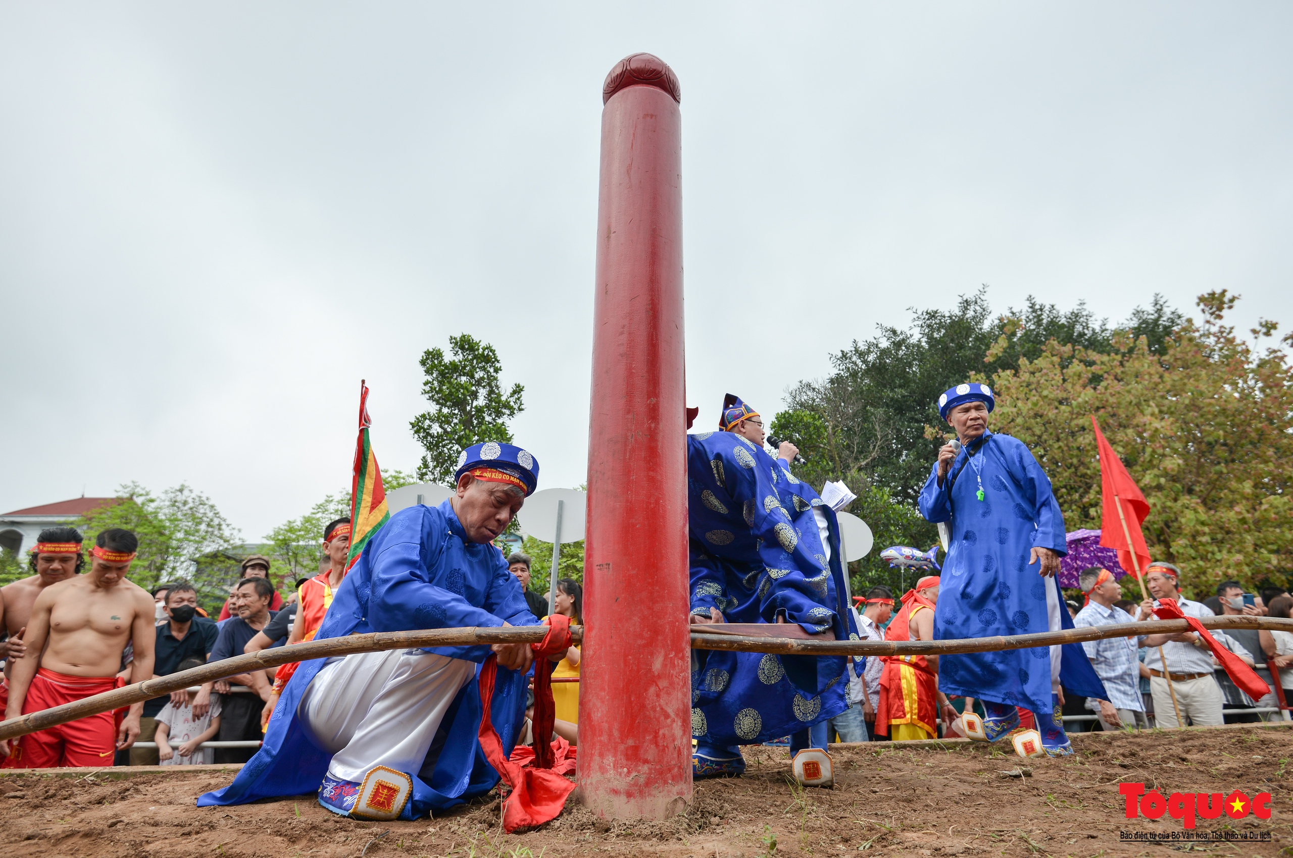 Độc đáo nghi thức “kéo co ngồi” tại Lễ hội đền Trấn Vũ 2024 - Ảnh 4.