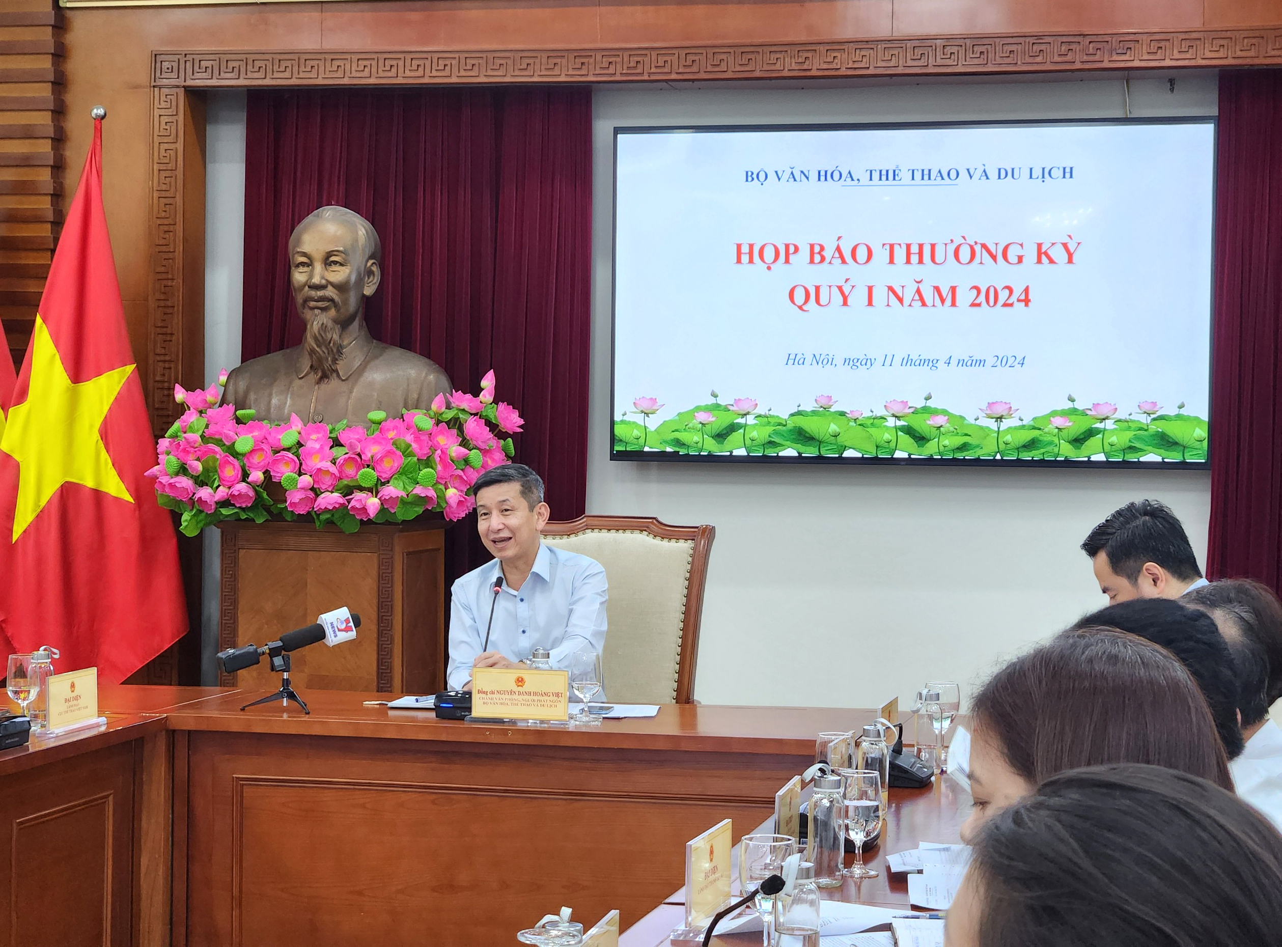 Tháo gỡ điểm nghẽn, nút thắt về thể chế, nguồn lực, tạo sinh khí và động lực mới cho sự phát triển của Ngành VHTTDL - Ảnh 1. Tháo gỡ điểm nghẽn, nút thắt về thể chế, nguồn lực, tạo sinh khí và động lực mới cho sự phát triển của Ngành VHTTDL - Ảnh 1.