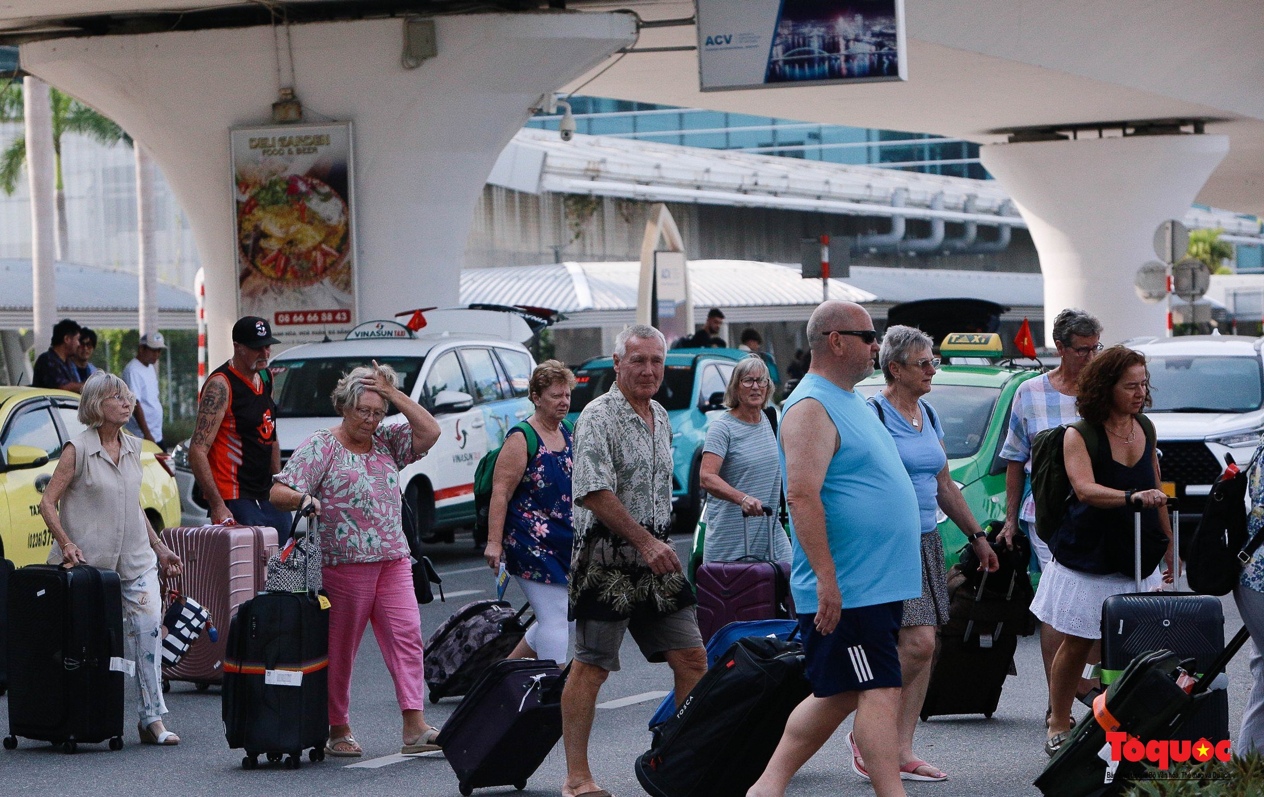 Pariwisata Da Nang bekerja sama dengan Vietnam Airlines untuk mempromosikan penerbangan dan pariwisata - Foto 2. Du lịch Đà Nẵng hợp tác với Vietnam Airlines xúc tiến các đường bay, quảng bá du lịch - Ảnh 2.
