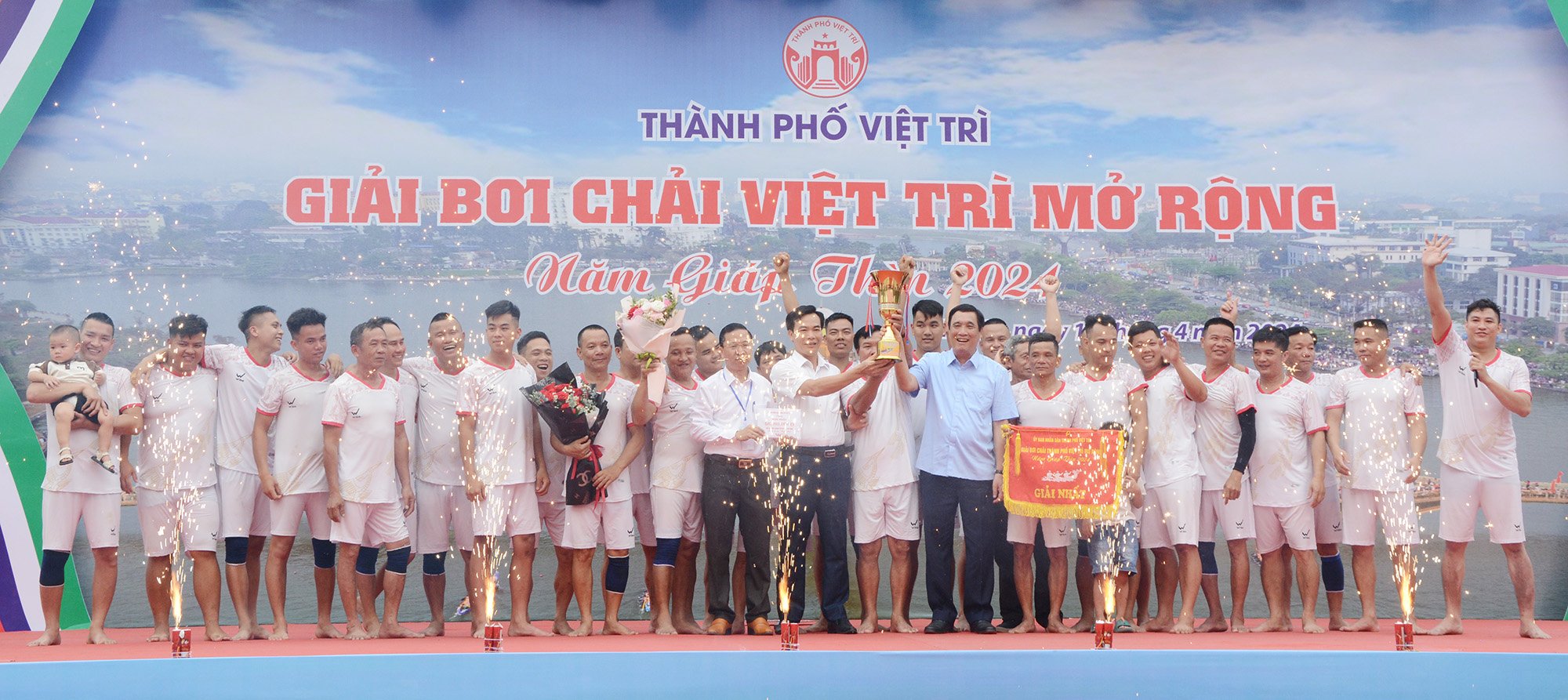 Sôi nổi cuộc đua bơi chải thành phố Việt Trì mở rộng 2024 - Ảnh 2. Sôi nổi cuộc đua bơi chải thành phố Việt Trì mở rộng 2024 - Ảnh 2.