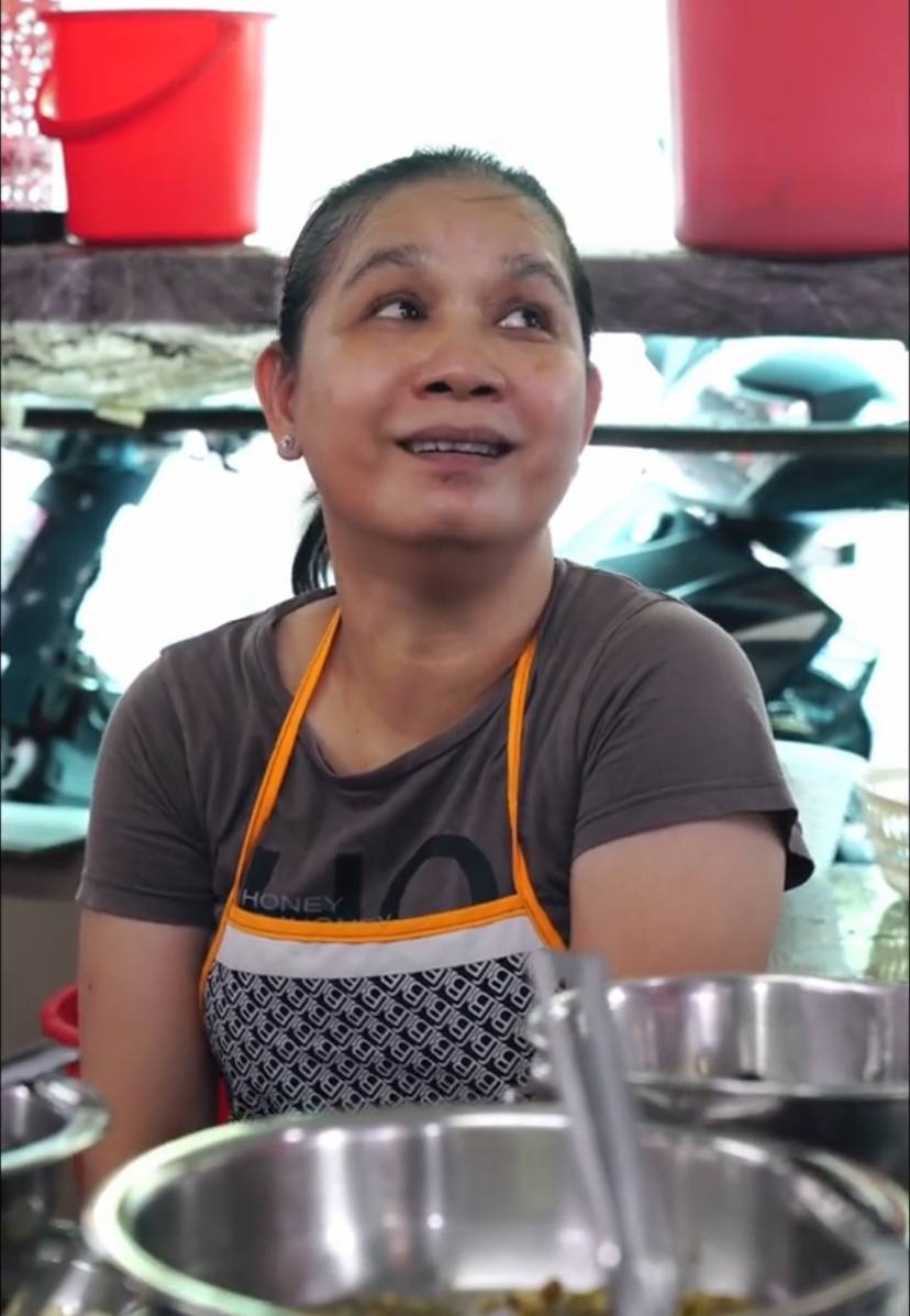3 ຮ້ານທີ່ມີຊື່ສຽງຢູ່ຕະຫຼາດບາຈຽງ: ຮ້ານເຂົ້າຫນຽວໄກ່ “ລະຄອນ” ທີ່ທຸກຄົນຢາກໄດ້ລອງຄັ້ງໜຶ່ງ, ຮ້ານຂາຍເຂົ້າໜົມຫວານອາຍຸ 47 ປີ ທີ່ຮັກສາຄວາມເປັນໄວເດັກຂອງຫລາຍຄົນ - ຮູບທີ 7. 3 quán nức tiếng trong chợ Bà Chiểu: Hàng xôi gà “drama” ai cũng muốn thử một lần cho biết, sạp chè 47 năm giữ trọn tuổi thơ bao người - Ảnh 7.