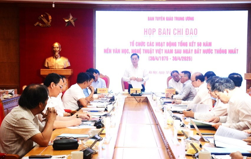 Bersiap untuk merangkum 50 tahun sastra dan seni Vietnam setelah penyatuan kembali negara tersebut: Melihat ke belakang untuk melangkah maju - Foto 1. Chuẩn bị Tổng kết 50 năm nền VHNT Việt Nam sau ngày đất nước thống nhất: Nhìn lại để bước tiếp - Ảnh 1.