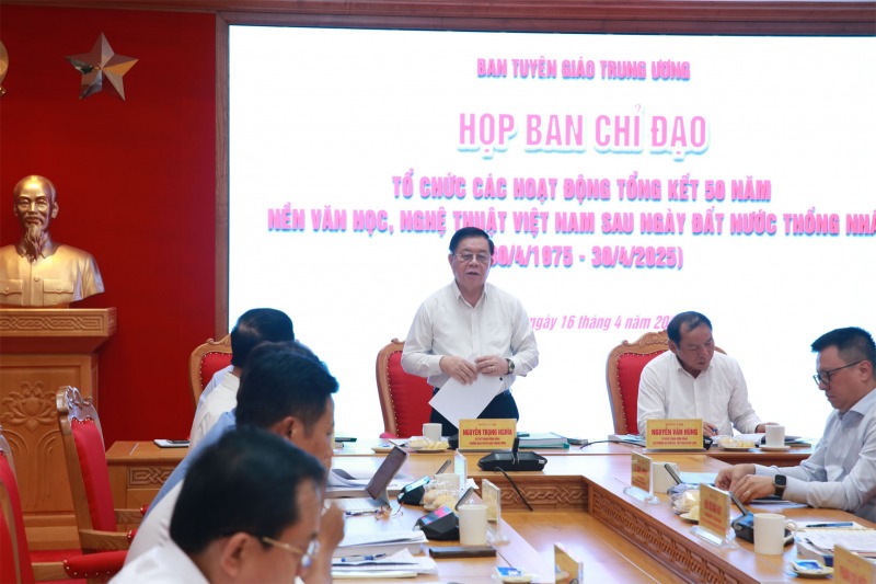 Bersiap untuk merangkum 50 tahun sastra dan seni Vietnam setelah penyatuan kembali negara tersebut: Melihat ke belakang untuk melangkah maju - Foto 2. Chuẩn bị Tổng kết 50 năm nền VHNT Việt Nam sau ngày đất nước thống nhất: Nhìn lại để bước tiếp - Ảnh 2.