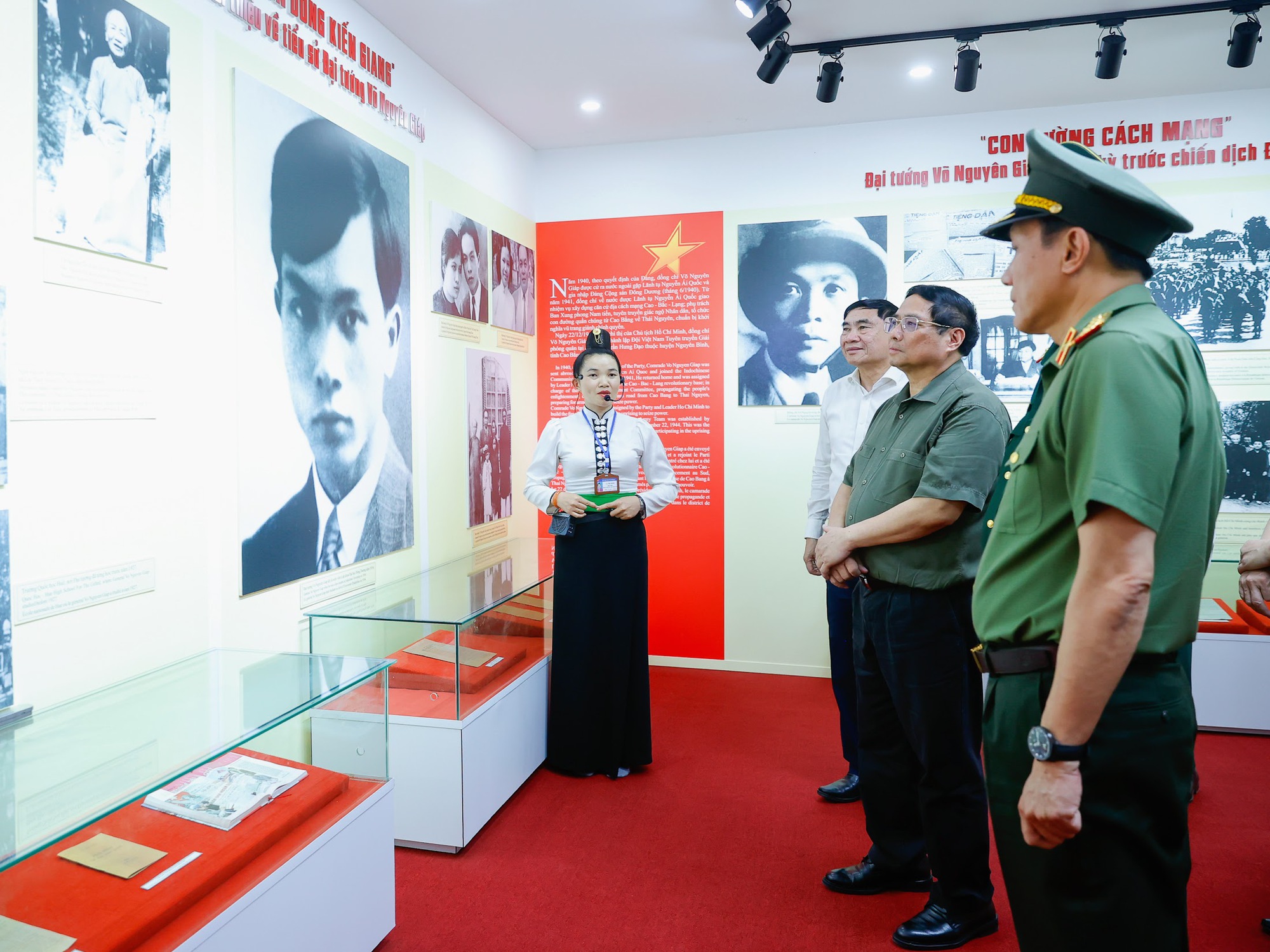 Thủ tướng Phạm Minh Chính dâng hương Đại tướng Võ Nguyên Giáp và tri ân những người làm nên Chiến thắng Điện Biên Phủ- Ảnh 3.