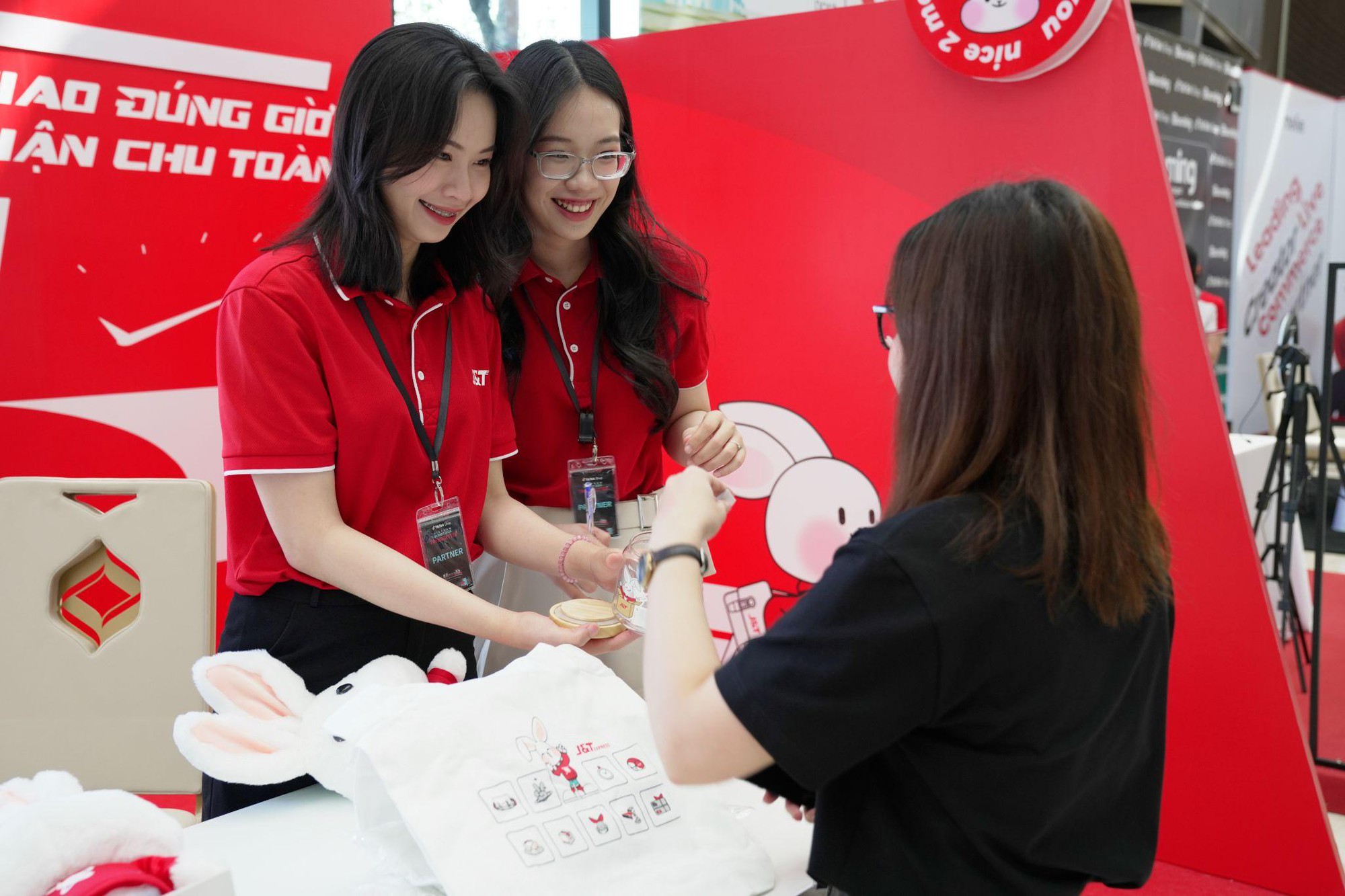 Dịch vụ chuyển phát nhanh của J&T Express thu hút hàng nghìn khách tham quan tại TikTok Shop Việt Nam Summit 2024 - Ảnh 2.