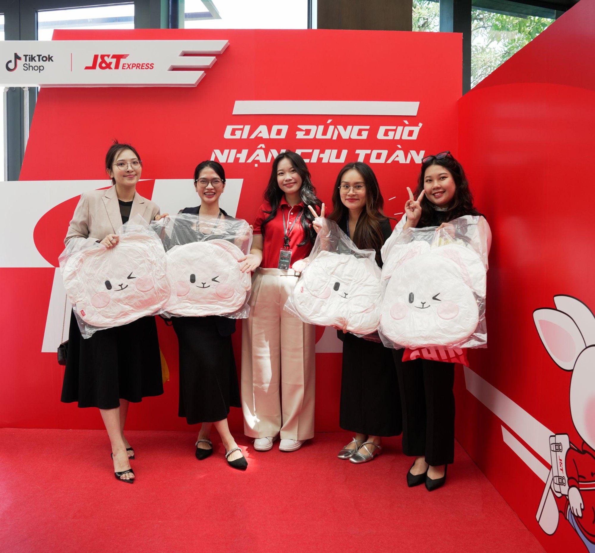 Dịch vụ chuyển phát nhanh của J&T Express thu hút hàng nghìn khách tham quan tại TikTok Shop Việt Nam Summit 2024 - Ảnh 3.