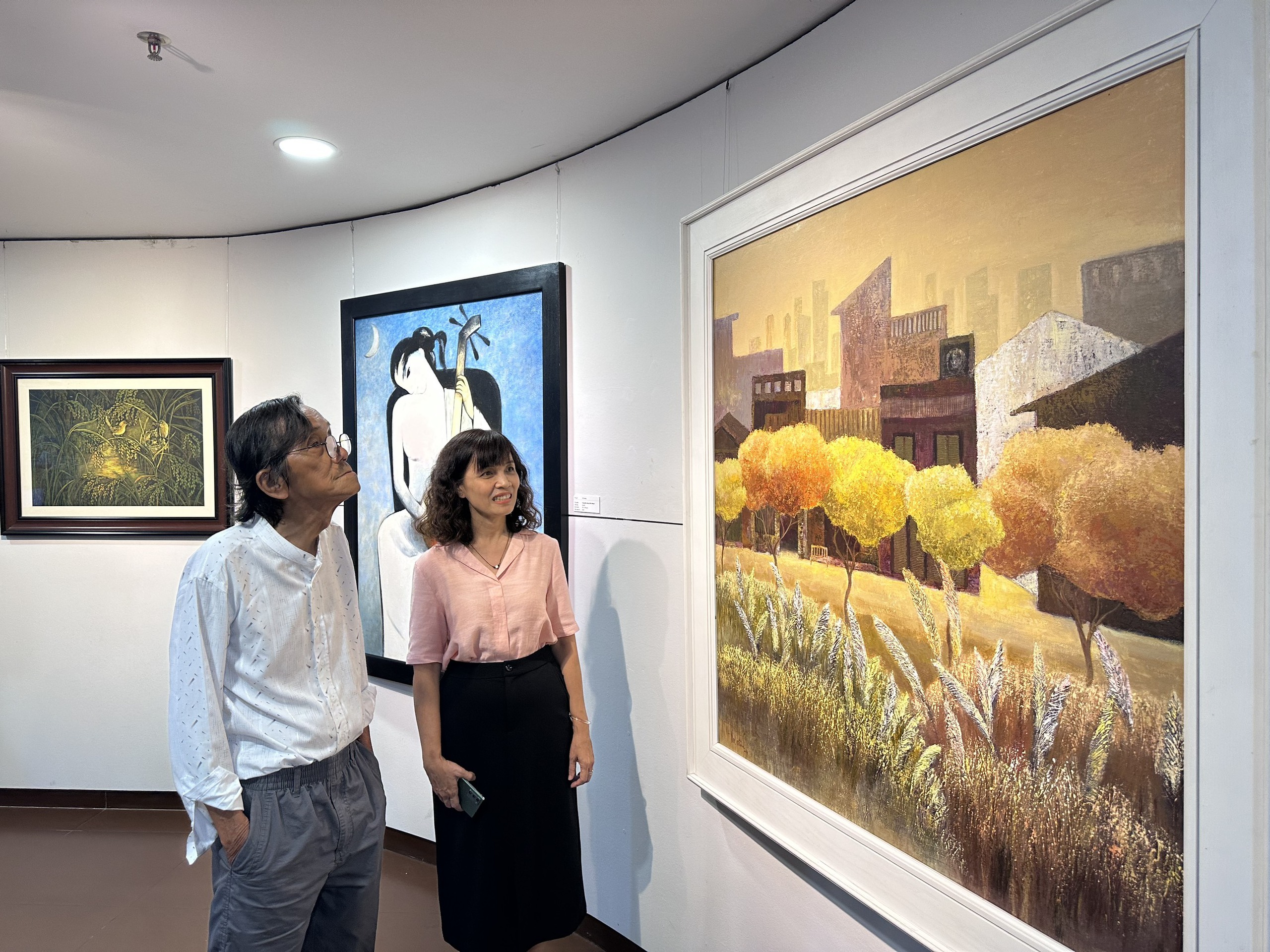 Открытие художественной выставки «Апрельское солнце» - Фото 3. Khai mạc triển lãm mỹ thuật “Nắng tháng Tư” - Ảnh 3.