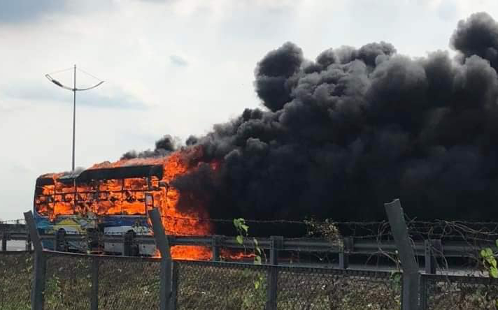 Xe chở 18 hành khách bốc cháy dữ dội trên cao tốc TPHCM – Trung Lương - Ảnh 1.