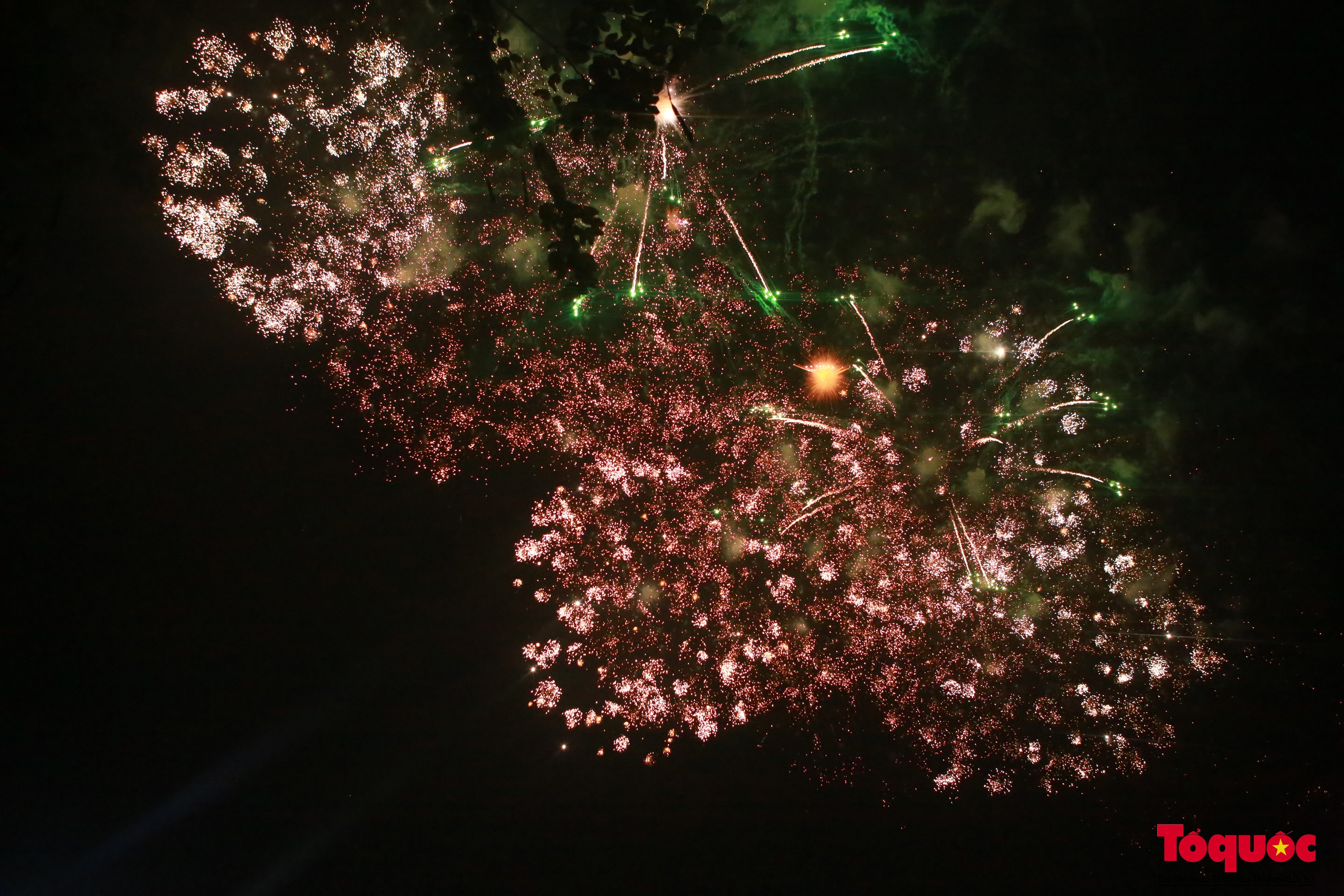Pháo hoa rực sáng trời đêm Việt Trì trong dịp Giỗ Tổ Hùng Vương - Ảnh 11.