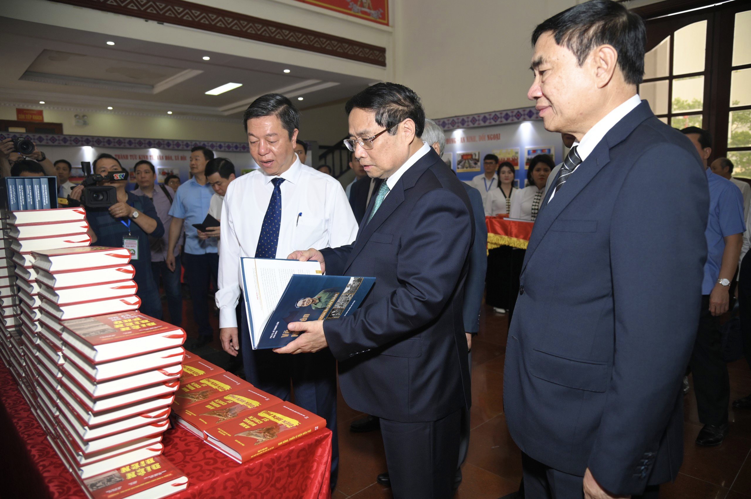 Publicação da série de livros Xuất bản bộ sách "Võ Nguyên Giáp - Vị tướng của nhân dân" - Ảnh 2.