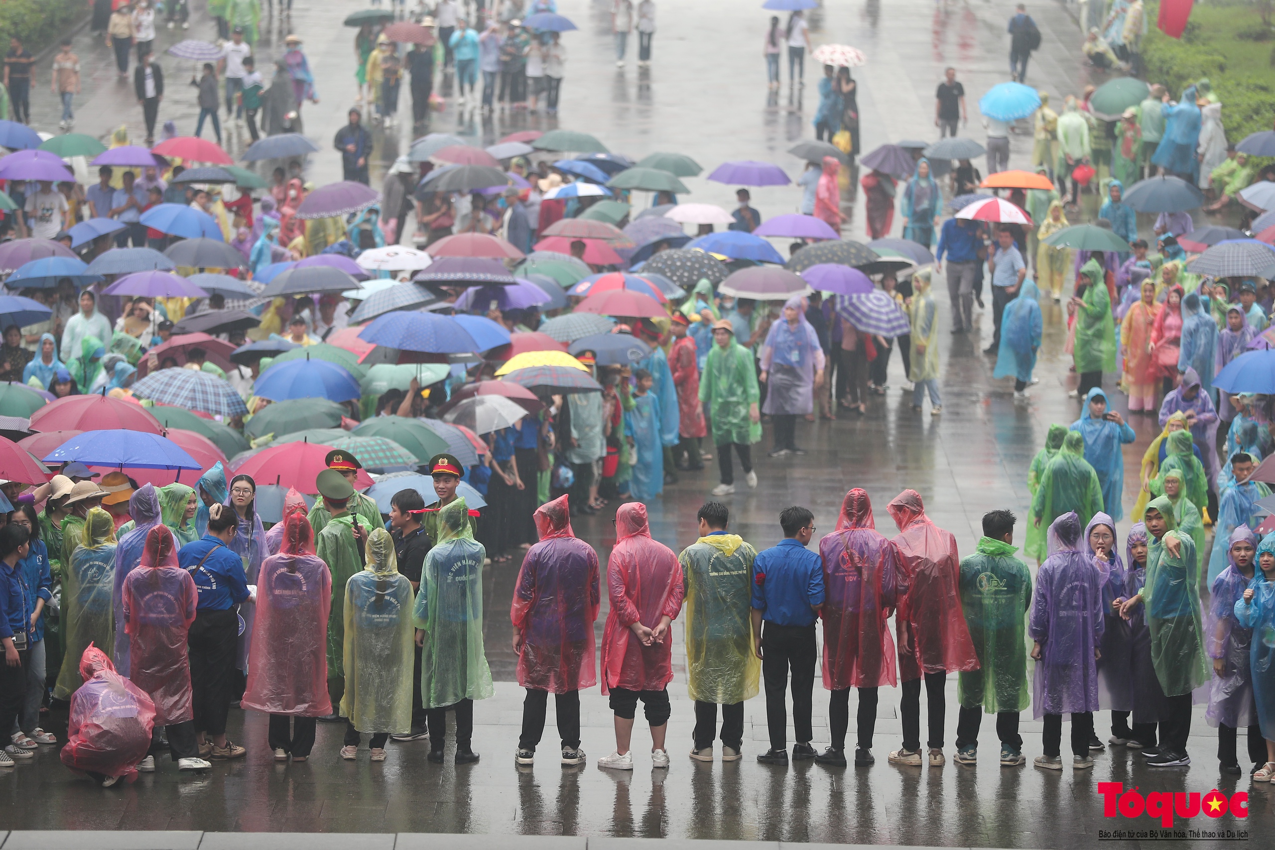 Người dân đội mưa về Đền Hùng dự lễ Giỗ Tổ Hùng Vương - Ảnh 2.