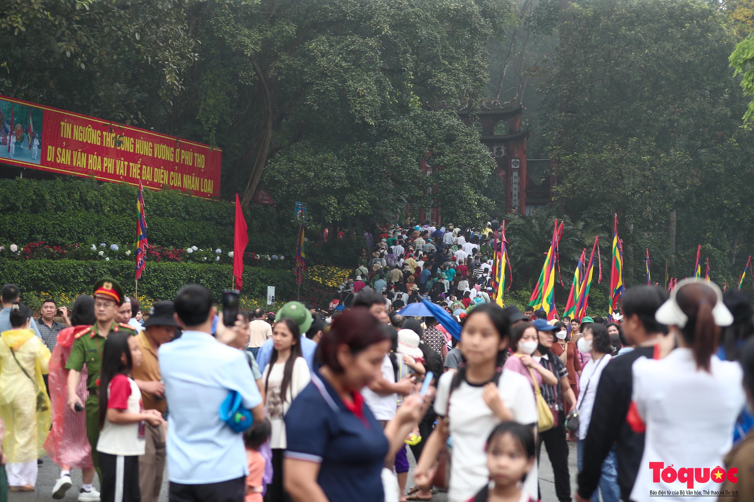 Người dân đội mưa về Đền Hùng dự lễ Giỗ Tổ Hùng Vương - Ảnh 1.