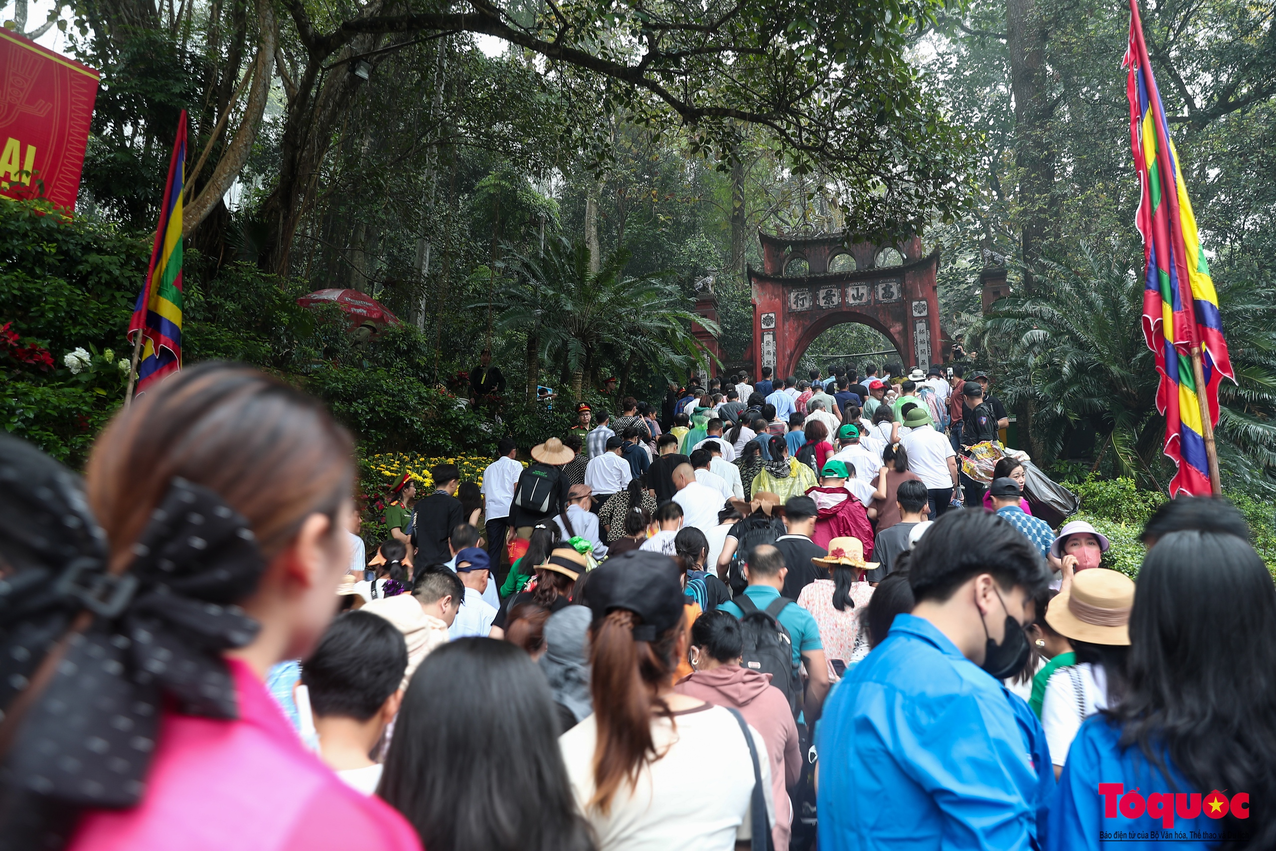 Người dân đội mưa về Đền Hùng dự lễ Giỗ Tổ Hùng Vương - Ảnh 6.