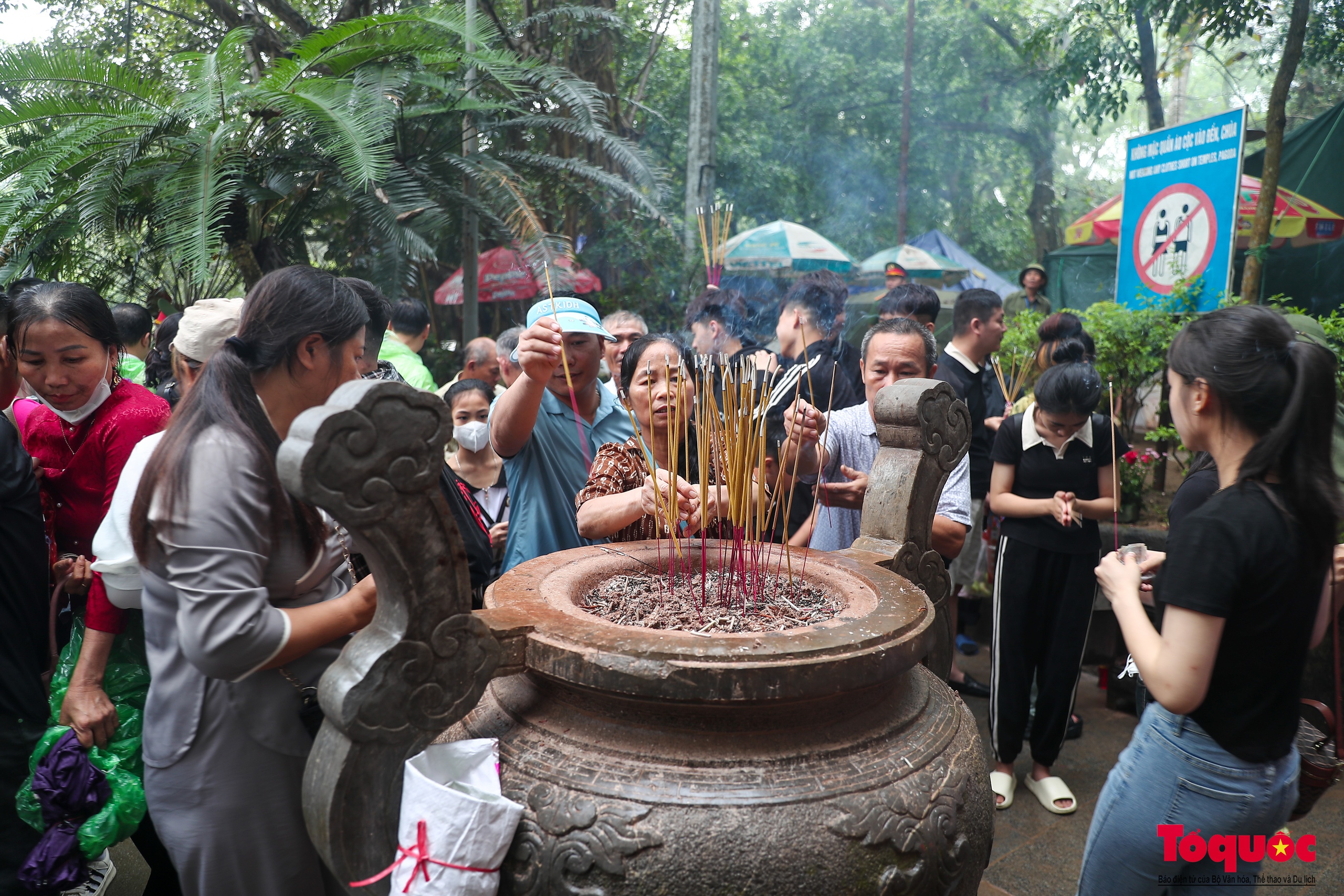 Người dân đội mưa về Đền Hùng dự lễ Giỗ Tổ Hùng Vương - Ảnh 14.