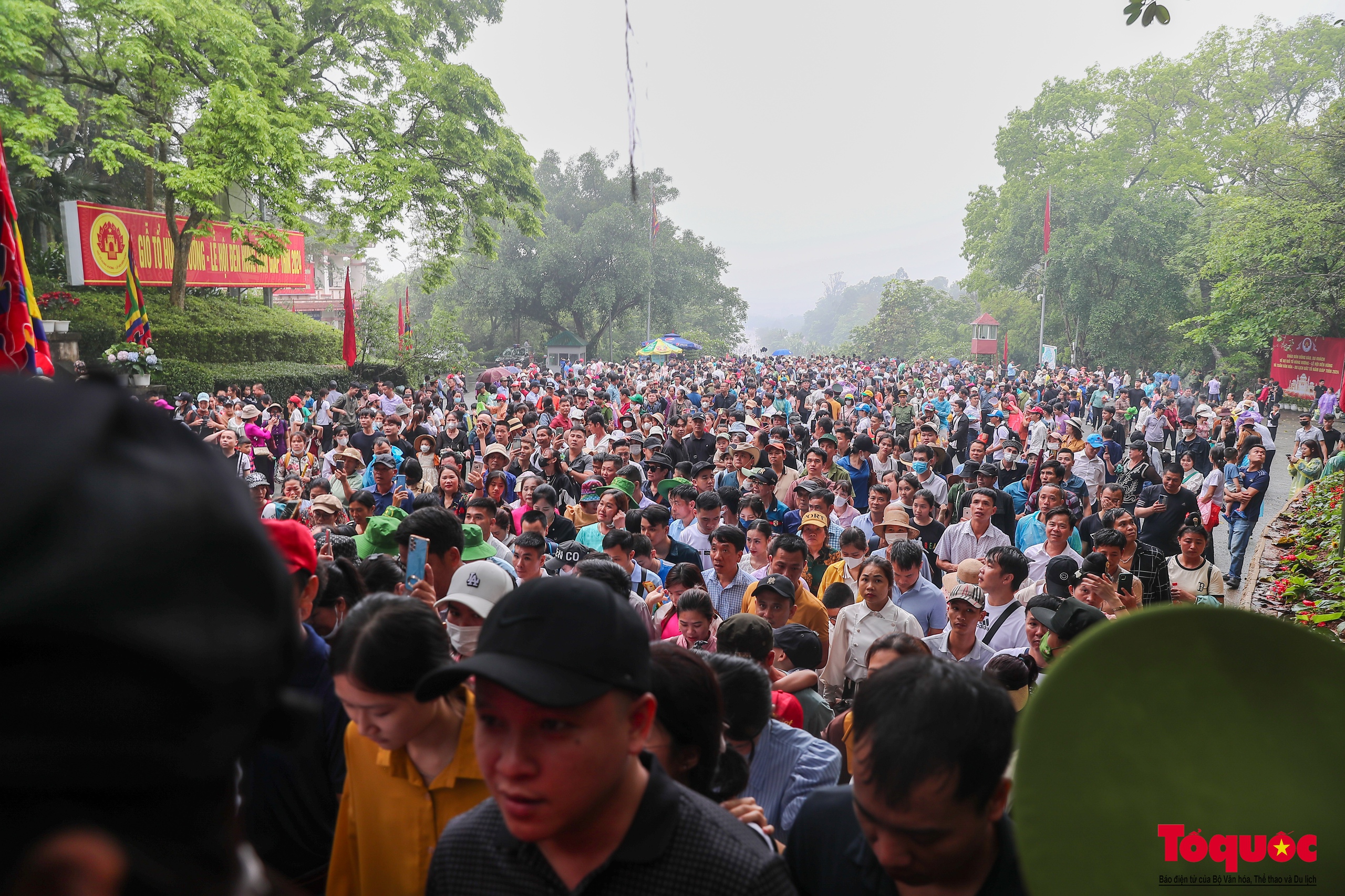 Người dân đội mưa về Đền Hùng dự lễ Giỗ Tổ Hùng Vương - Ảnh 16.