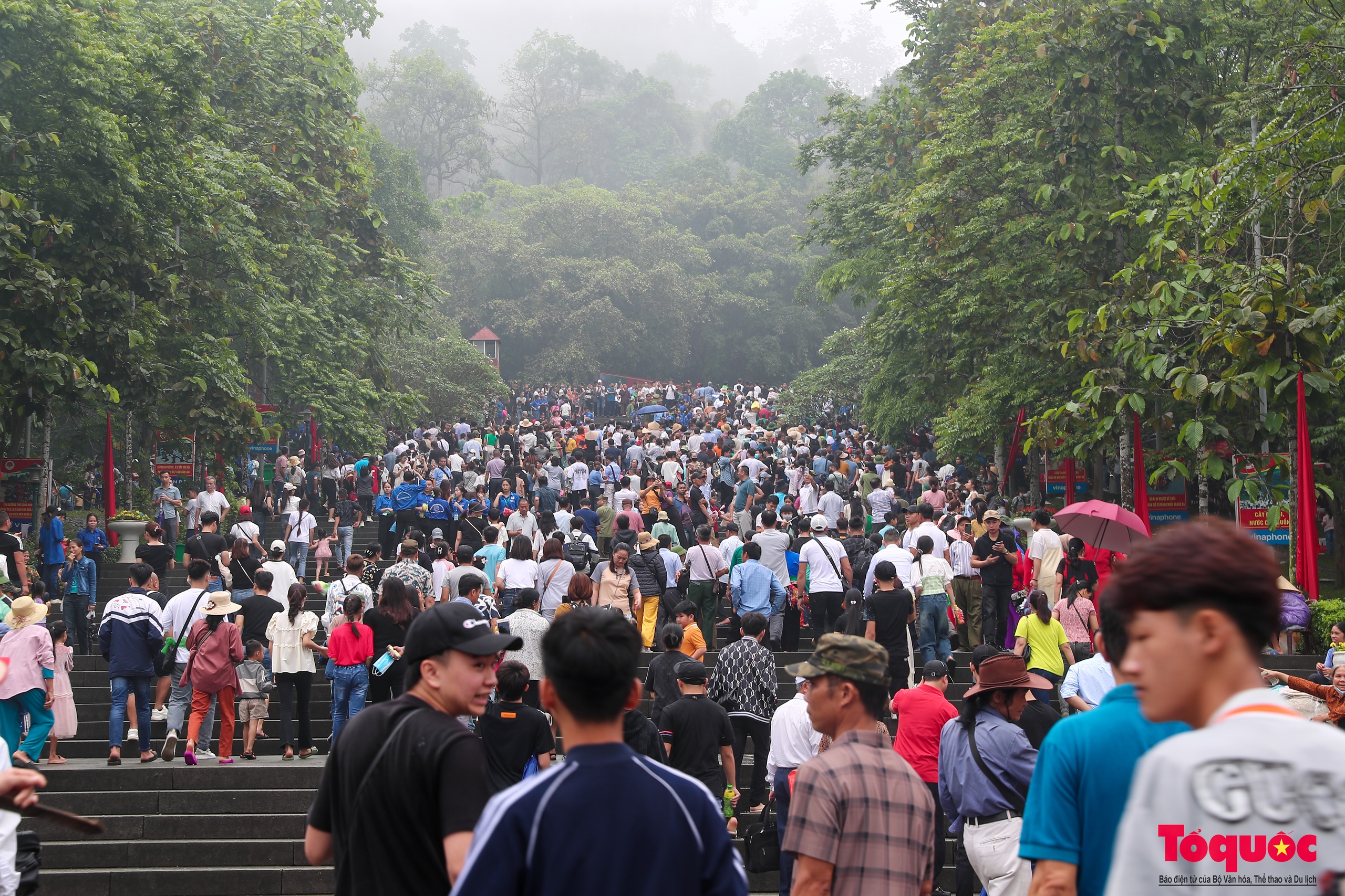 Người dân đội mưa về Đền Hùng dự lễ Giỗ Tổ Hùng Vương - Ảnh 17.