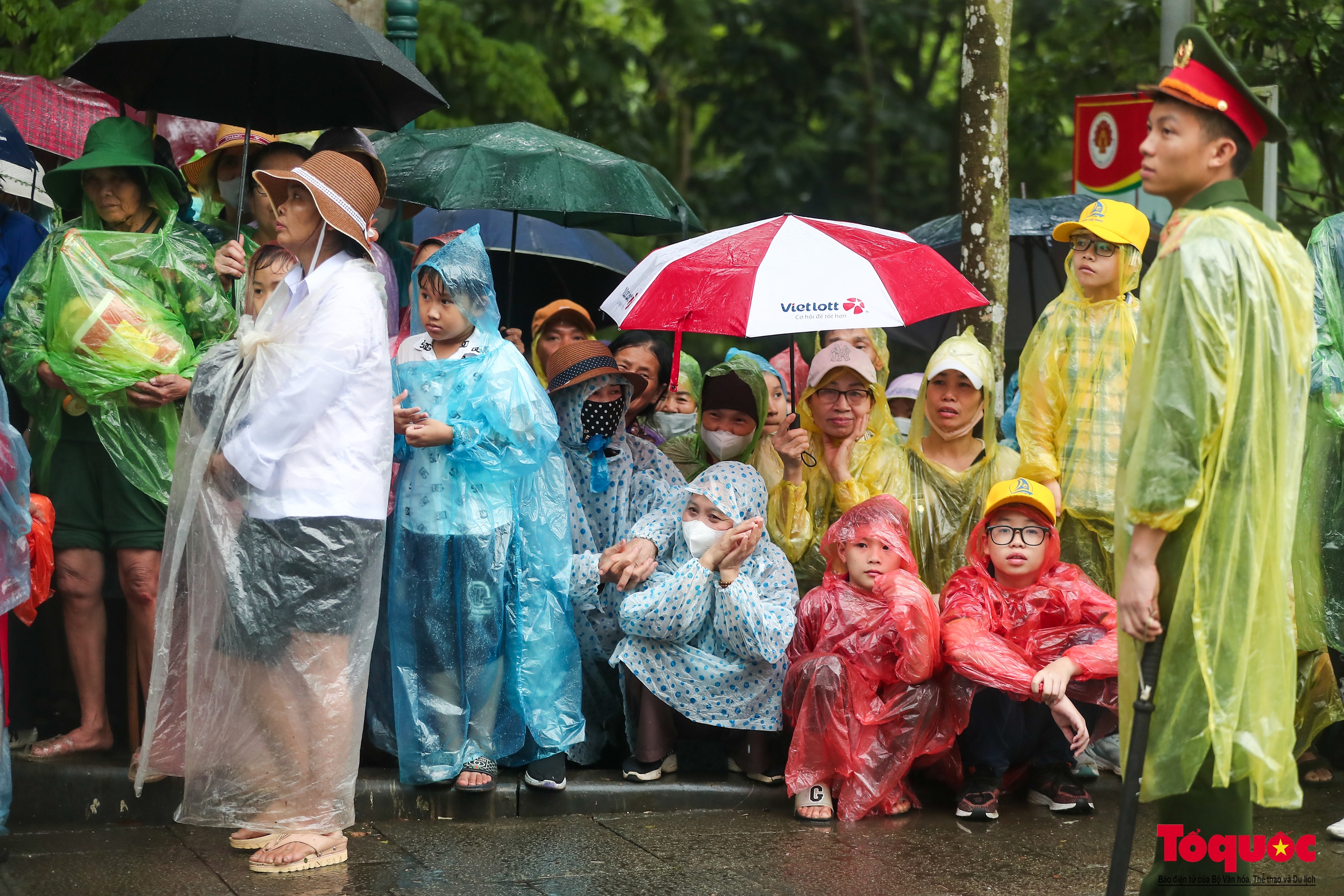 Người dân đội mưa về Đền Hùng dự lễ Giỗ Tổ Hùng Vương - Ảnh 4.