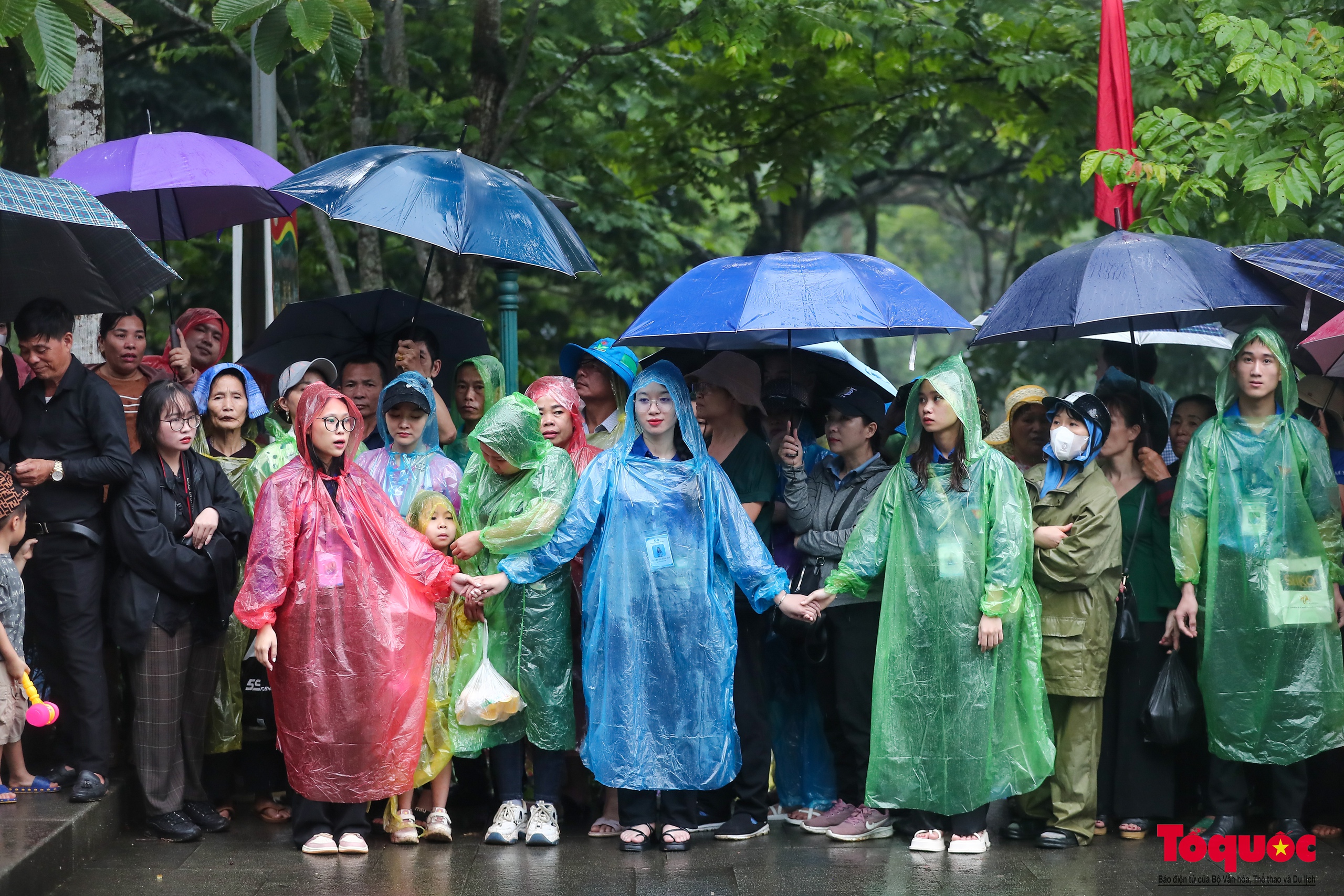 Người dân đội mưa về Đền Hùng dự lễ Giỗ Tổ Hùng Vương - Ảnh 3.