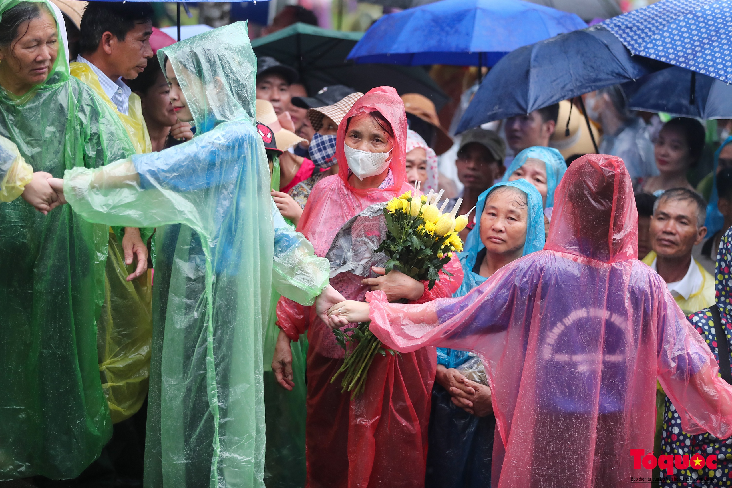 Người dân đội mưa về Đền Hùng dự lễ Giỗ Tổ Hùng Vương - Ảnh 15.