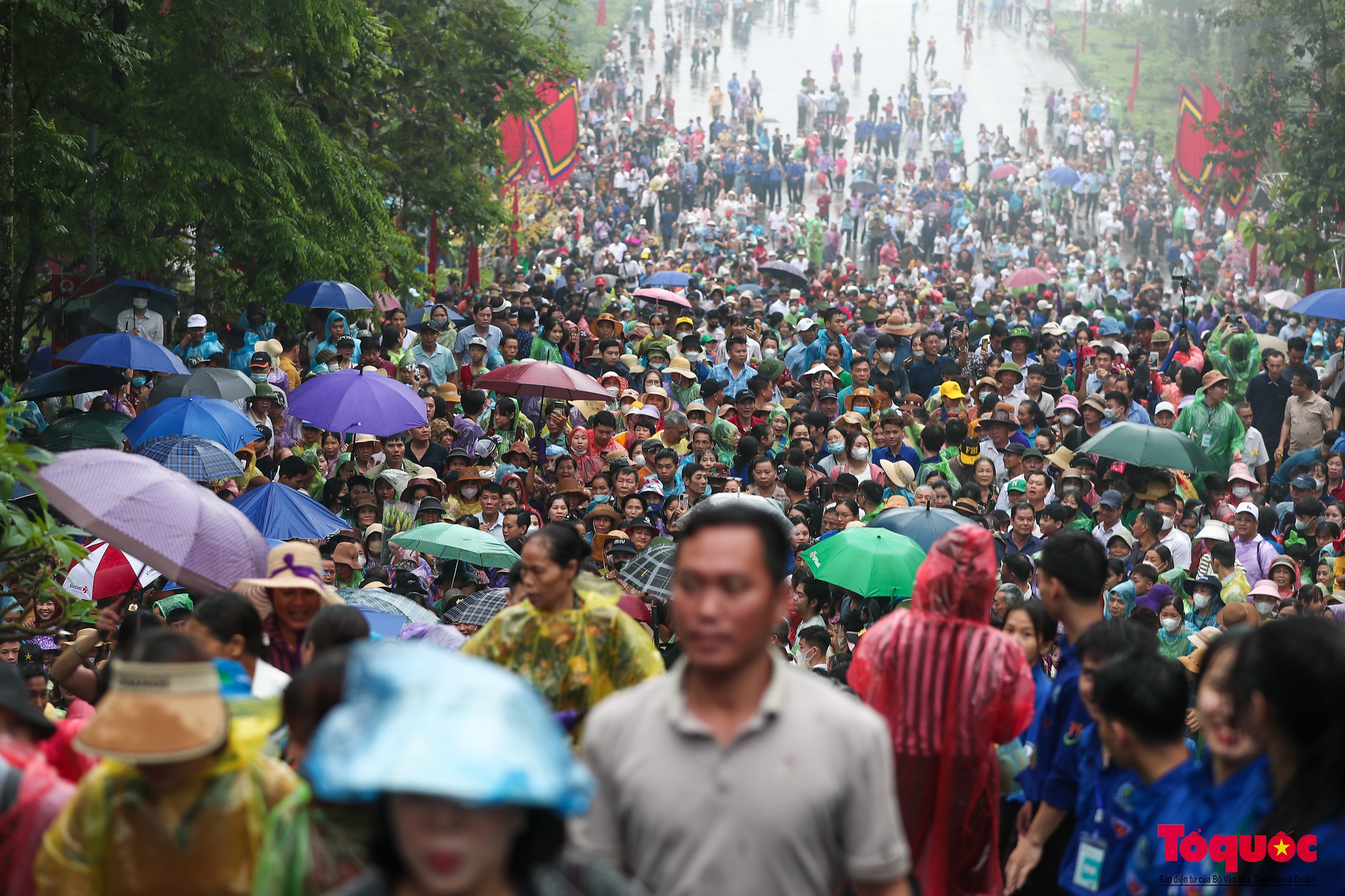 Người dân đội mưa về Đền Hùng dự lễ Giỗ Tổ Hùng Vương - Ảnh 12.