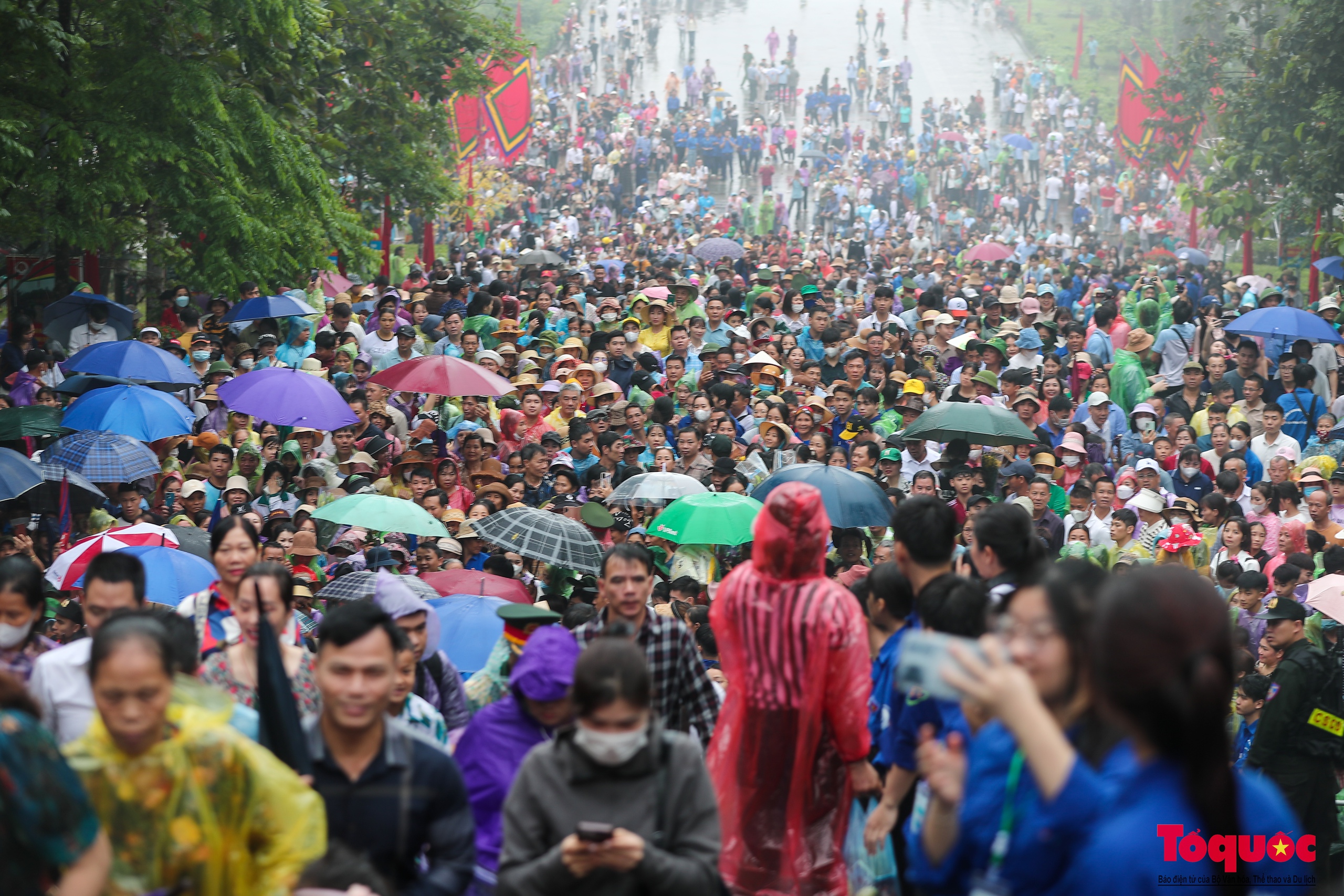 Người dân đội mưa về Đền Hùng dự lễ Giỗ Tổ Hùng Vương - Ảnh 7.