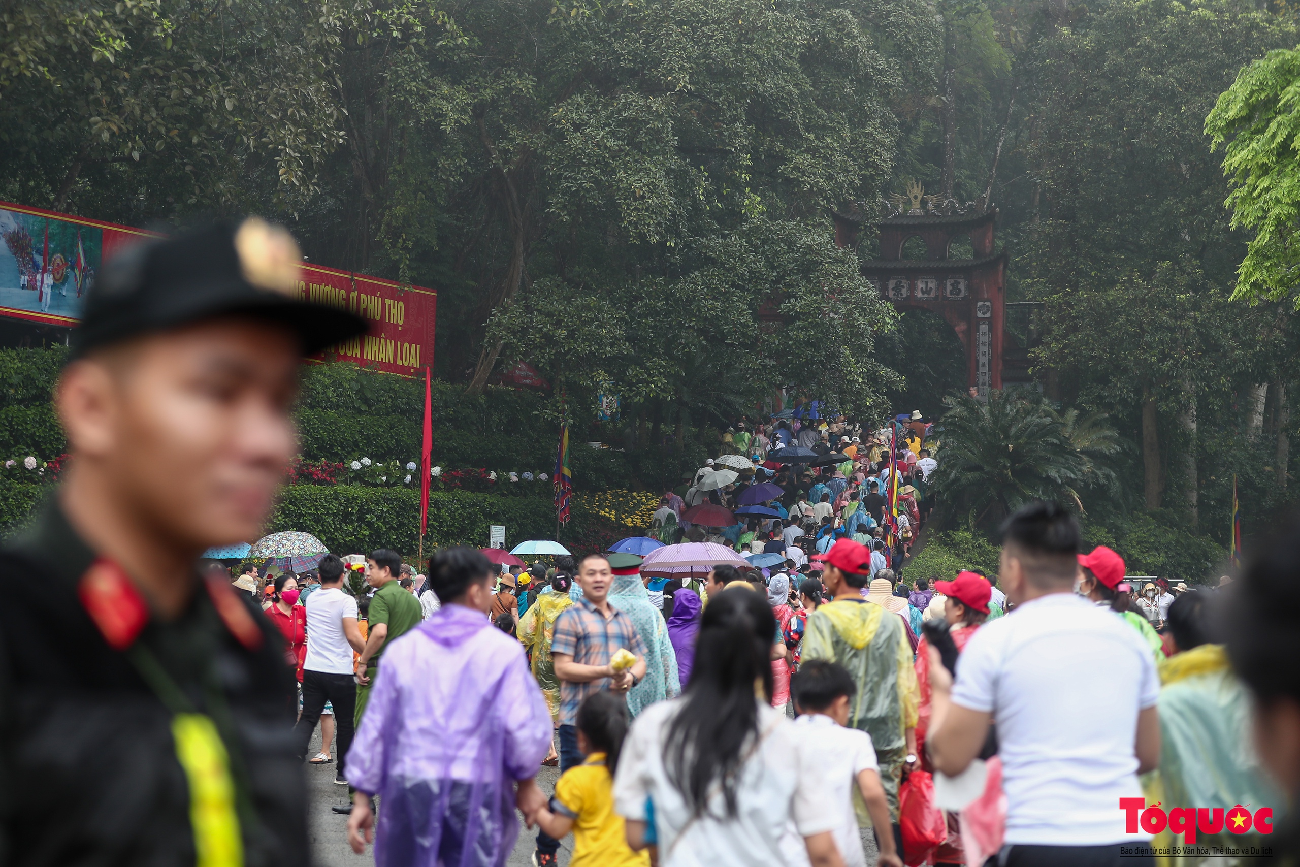 Người dân đội mưa về Đền Hùng dự lễ Giỗ Tổ Hùng Vương - Ảnh 18.